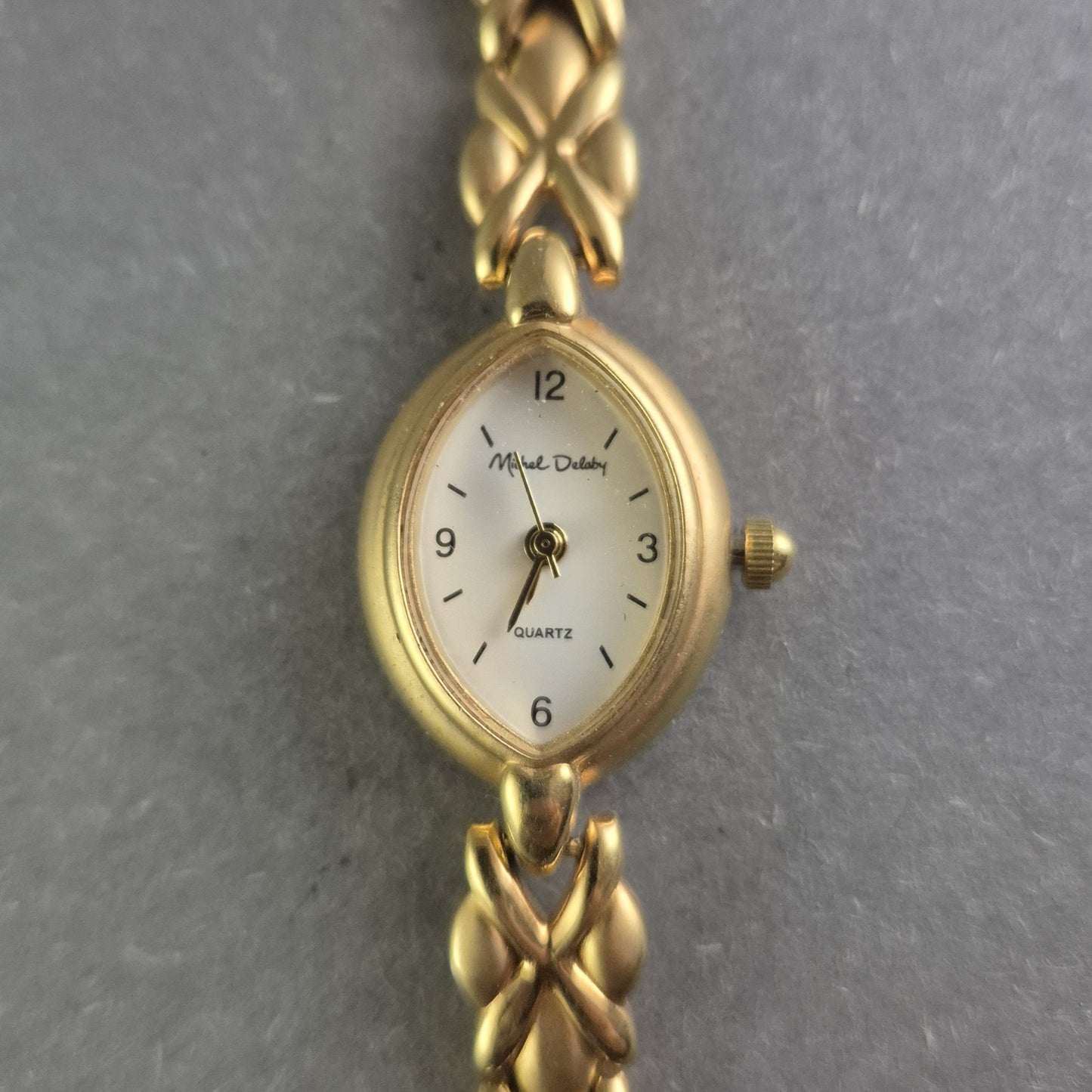 Elegante Damenarmbanduhr „Michel Delon“ – Goldfarbenes Design mit Quarzwerk