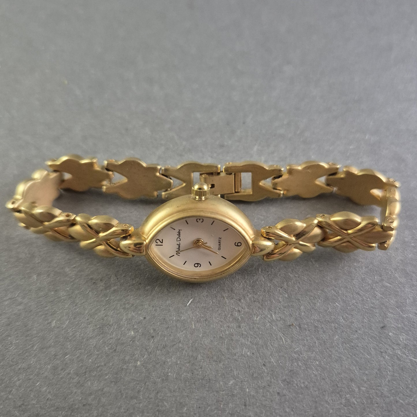 Elegante Damenarmbanduhr „Michel Delon“ – Goldfarbenes Design mit Quarzwerk