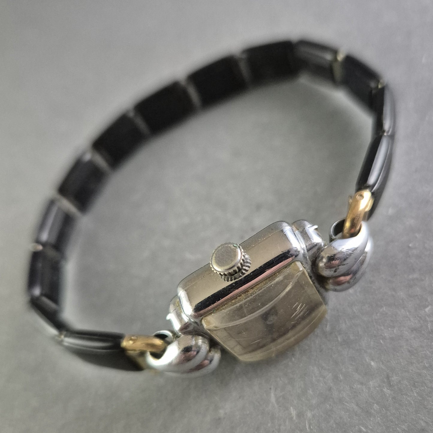 Vintage Damenarmbanduhr – Rechteckiges Gehäuse mit flexiblem Armband