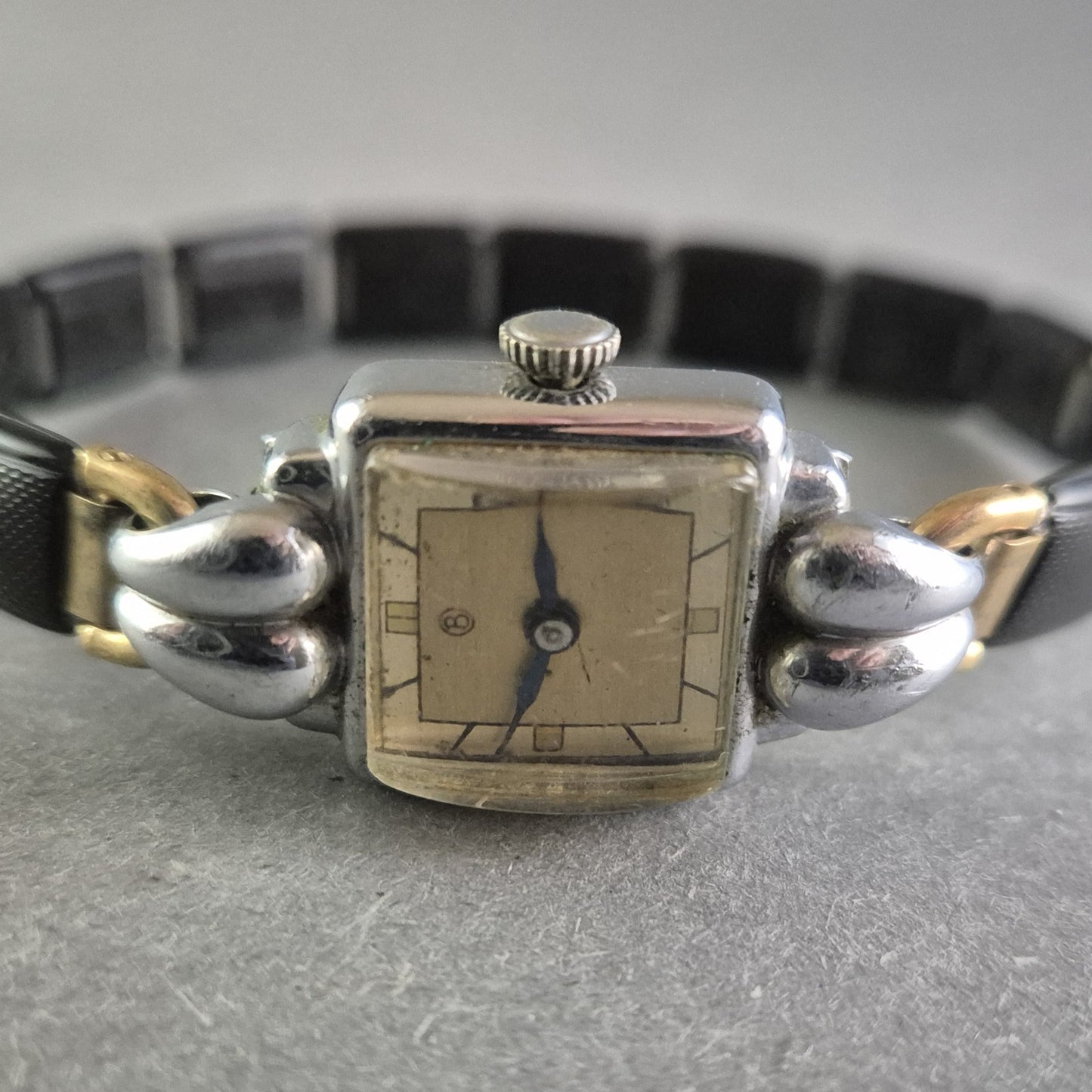 Vintage Damenarmbanduhr – Rechteckiges Gehäuse mit flexiblem Armband