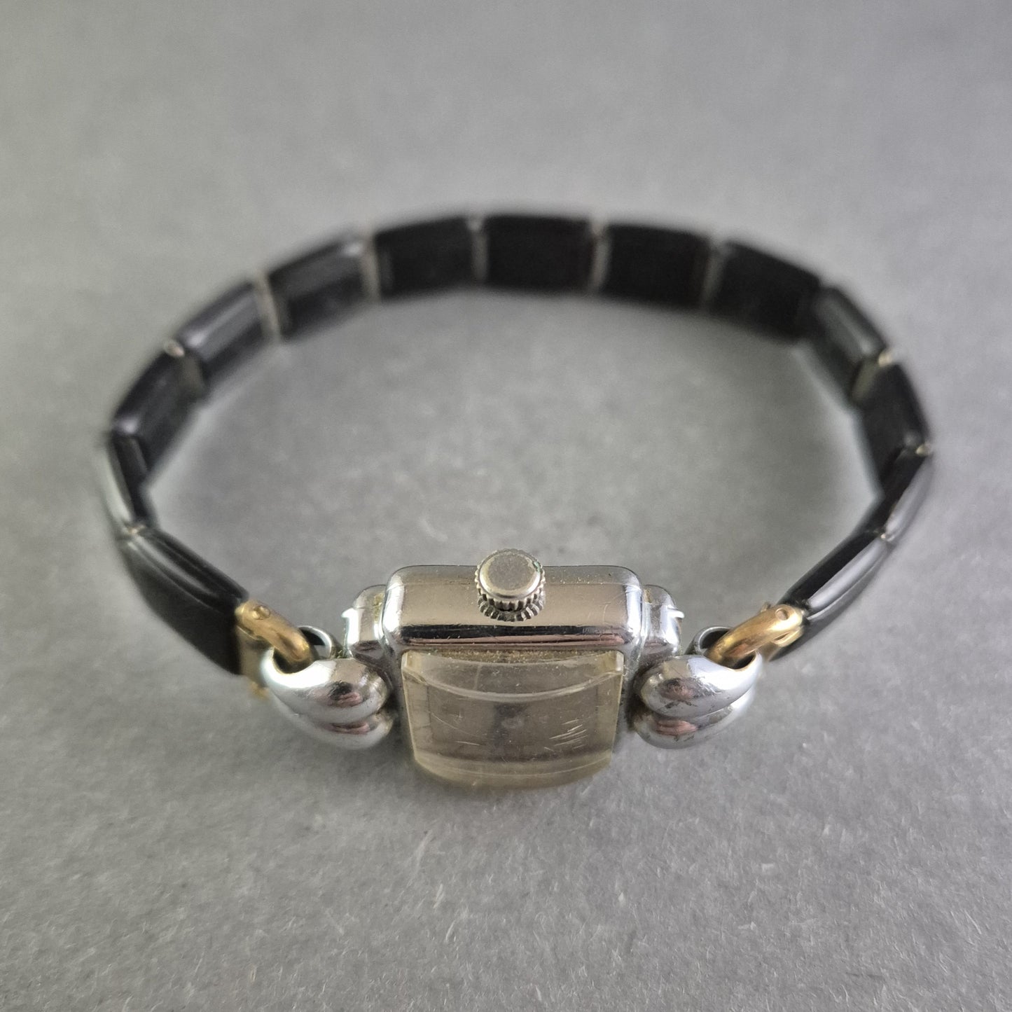 Vintage Damenarmbanduhr – Rechteckiges Gehäuse mit flexiblem Armband