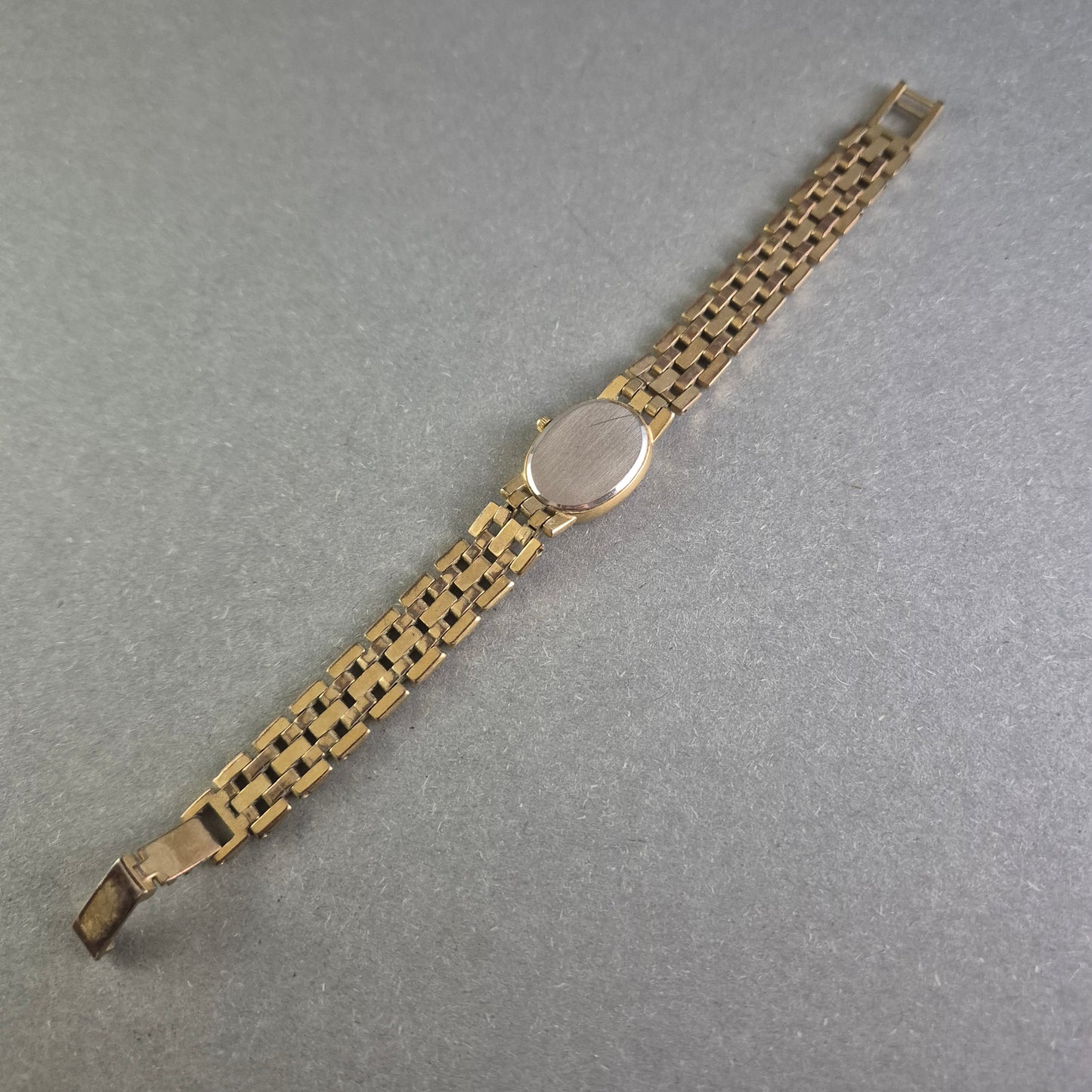 Elegante Damenarmbanduhr „RelicFuel“ – Goldfarben mit römischen Ziffern