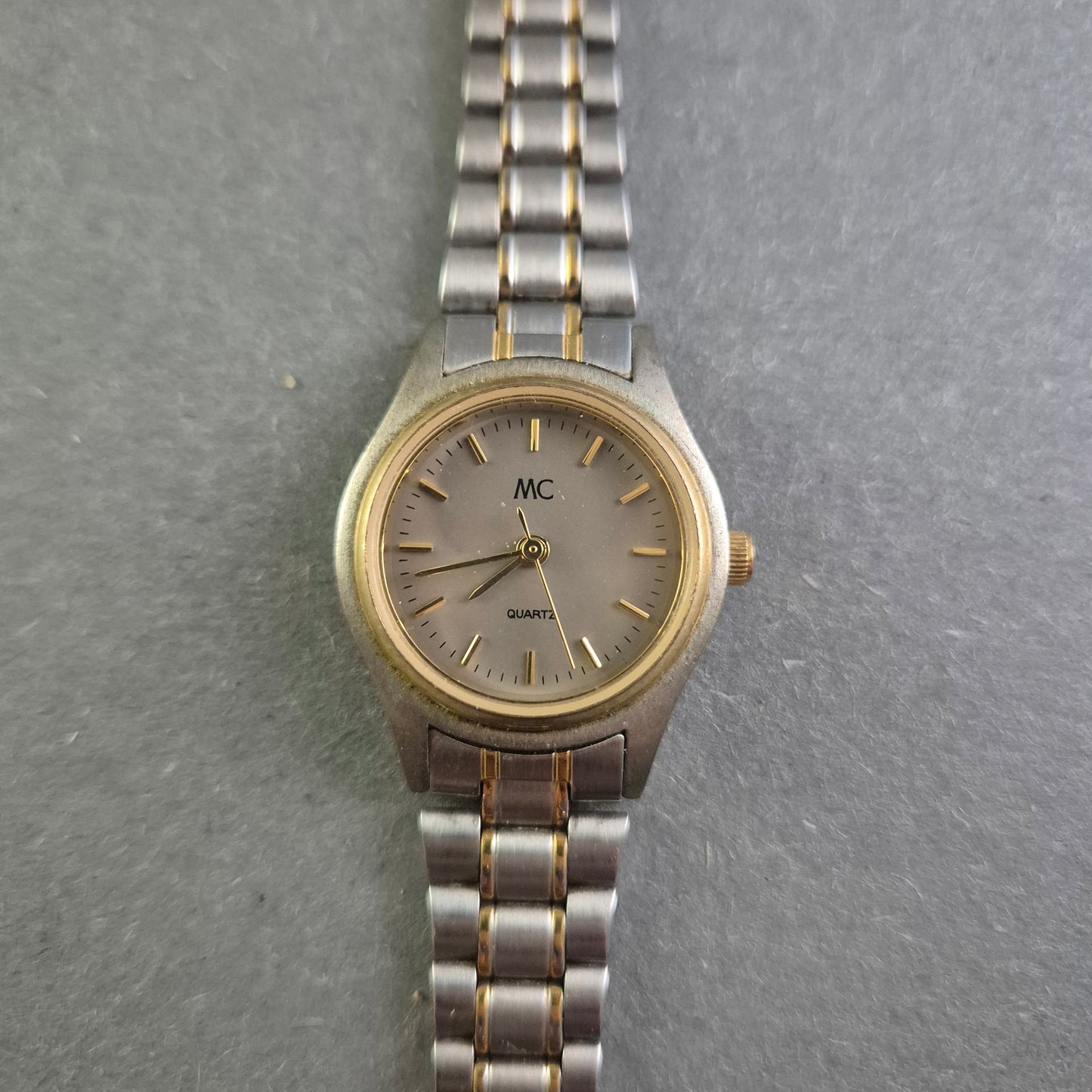 Zeitlose MC Damenarmbanduhr – Klassisches Design in Bicolor-Optik