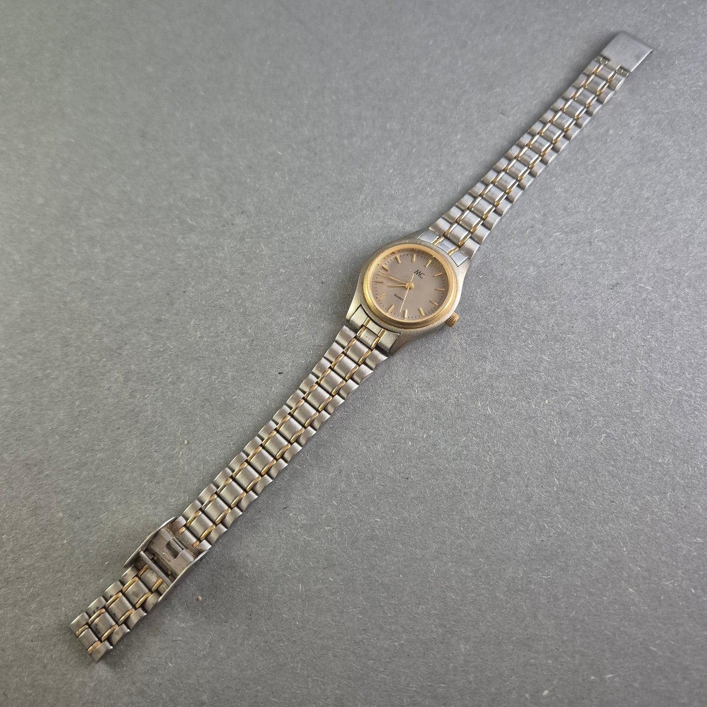 Zeitlose MC Damenarmbanduhr – Klassisches Design in Bicolor-Optik