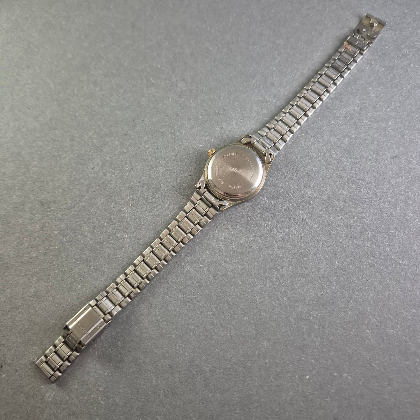 Zeitlose MC Damenarmbanduhr – Klassisches Design in Bicolor-Optik