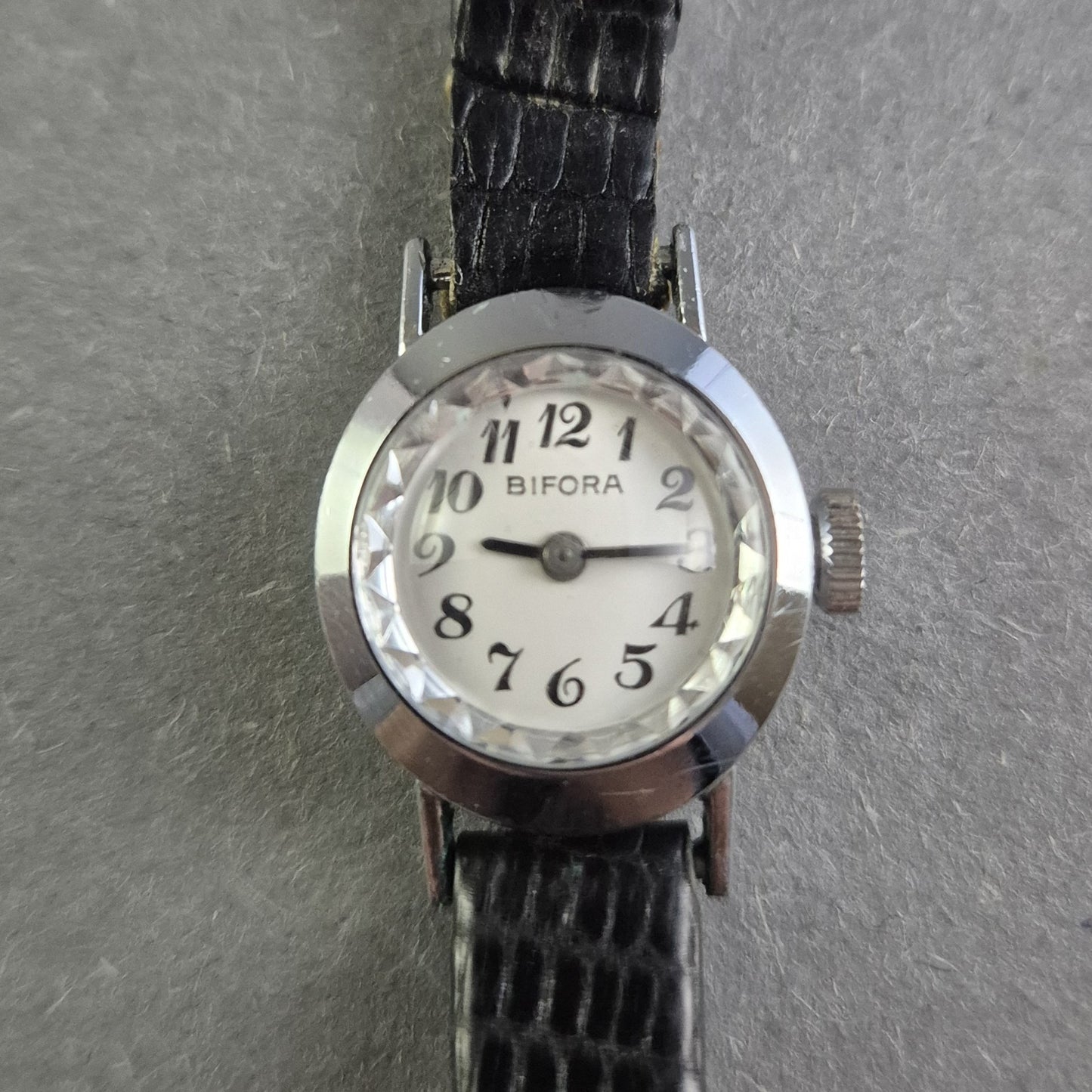Elegante Bifora Damenarmbanduhr – Klassischer Retro-Look mit Lederarmband