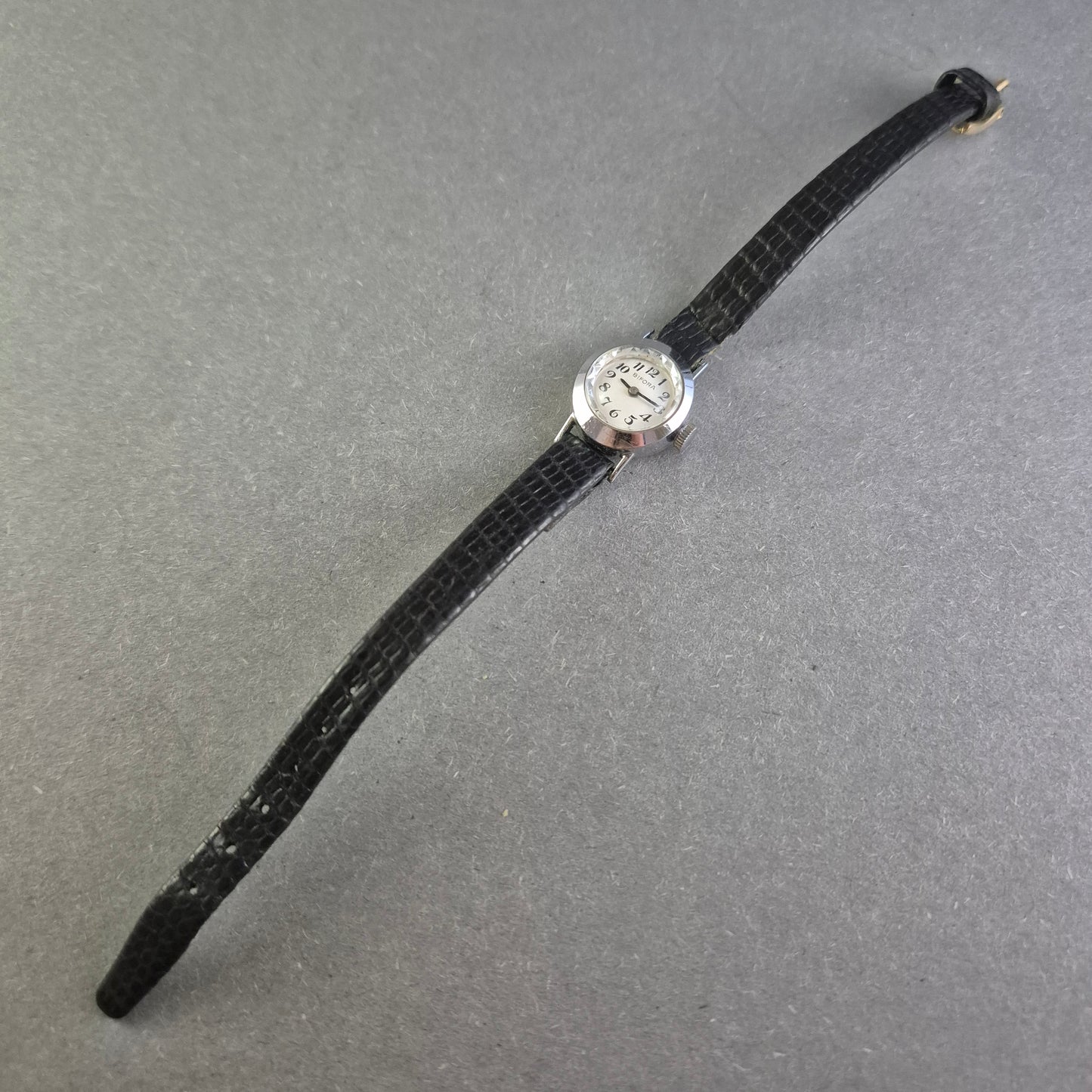 Elegante Bifora Damenarmbanduhr – Klassischer Retro-Look mit Lederarmband