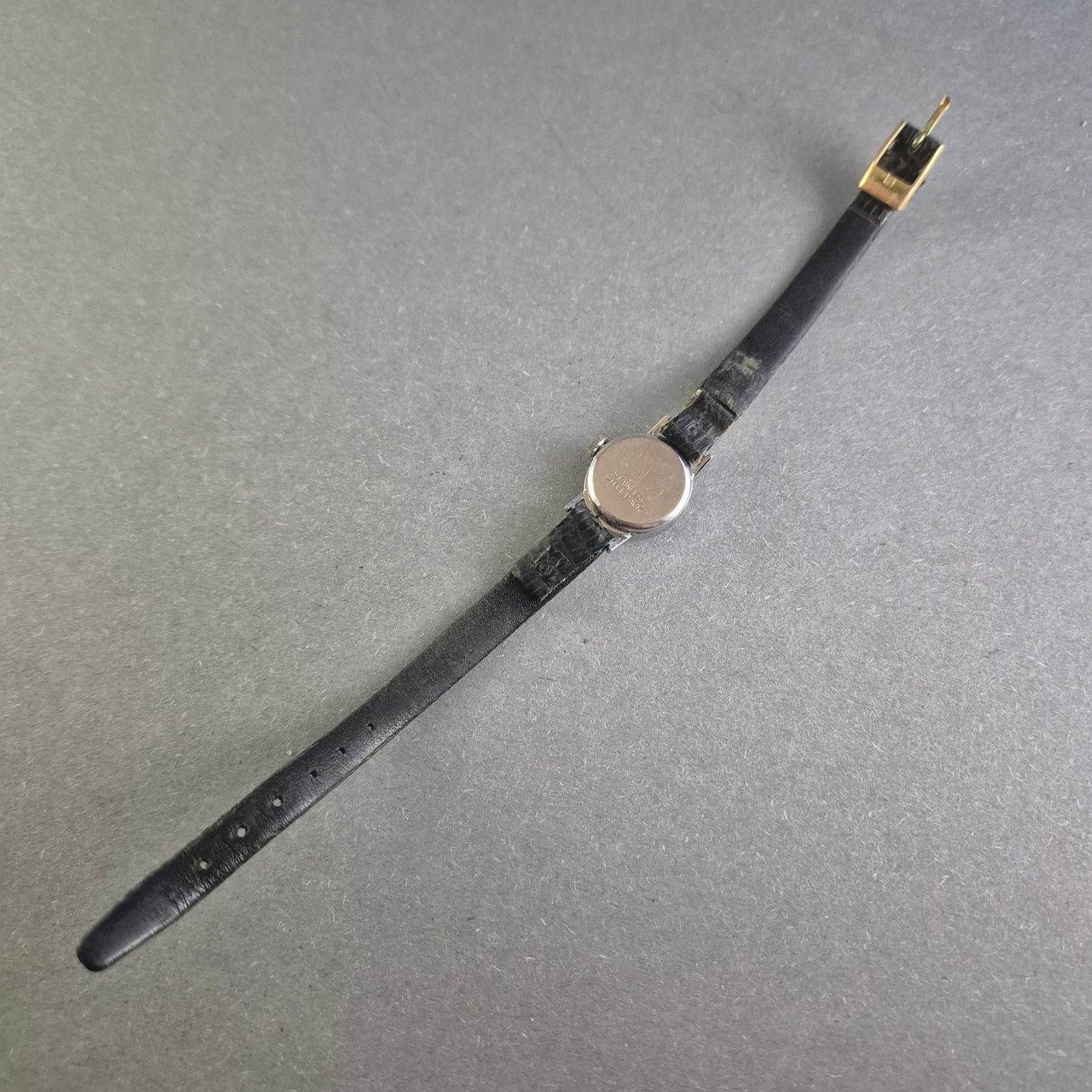 Elegante Bifora Damenarmbanduhr – Klassischer Retro-Look mit Lederarmband