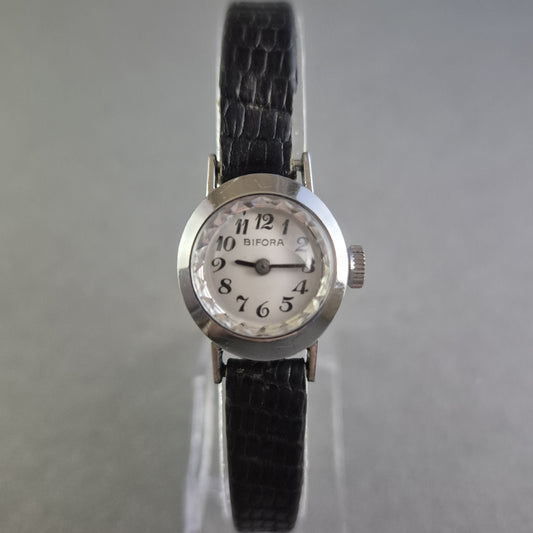 Elegante Bifora Damenarmbanduhr – Klassischer Retro-Look mit Lederarmband