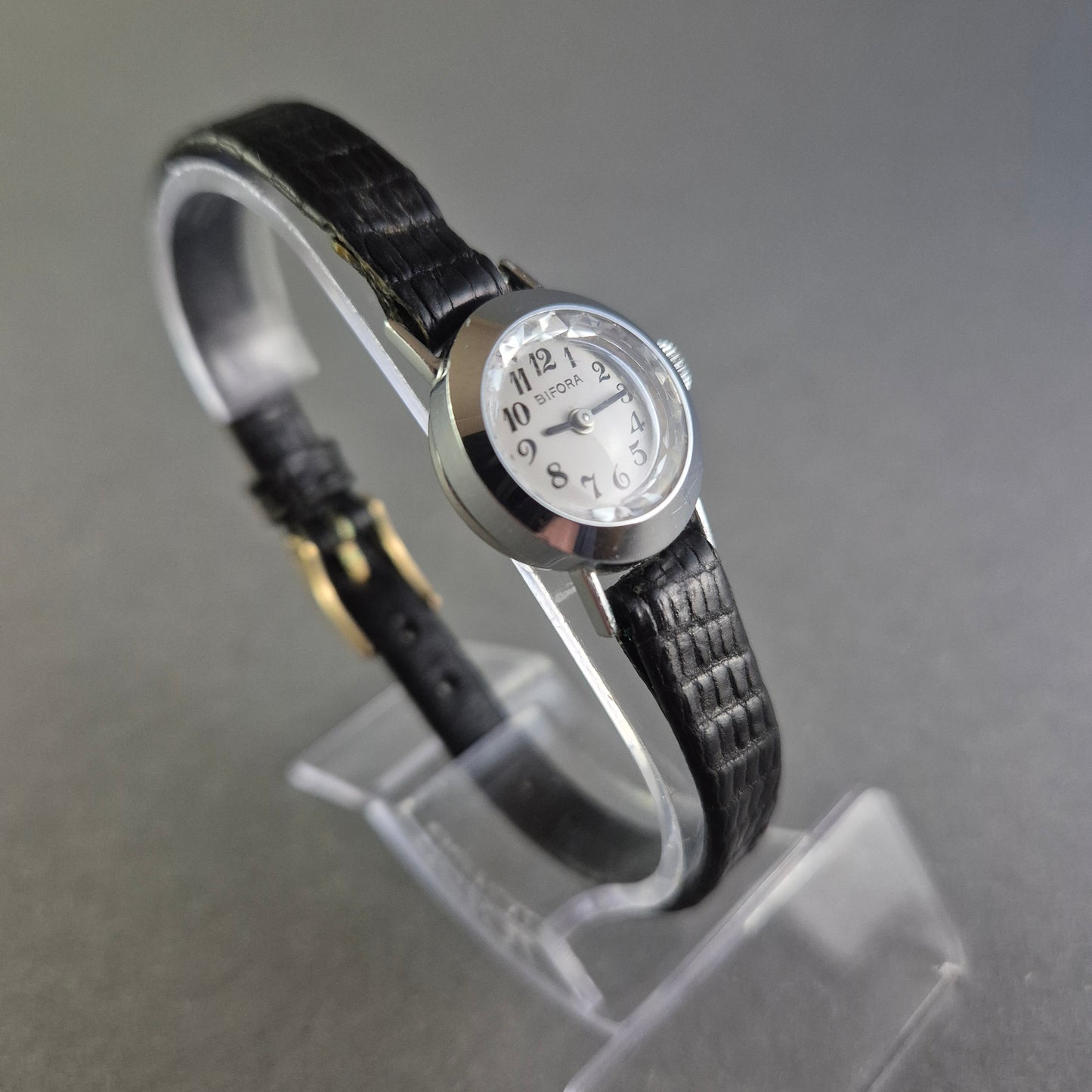 Elegante Bifora Damenarmbanduhr – Klassischer Retro-Look mit Lederarmband