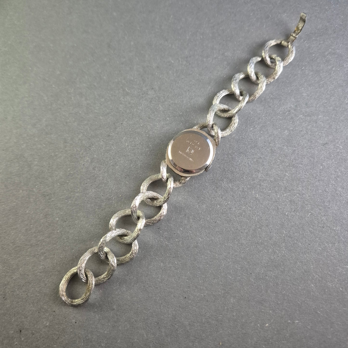 Elegante Roamer Boutique Damenarmbanduhr – Vintage-Stil mit kunstvollem Armband