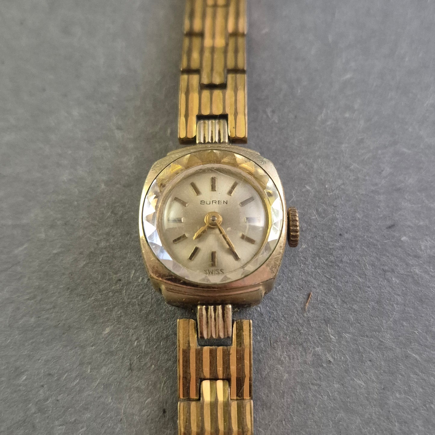 Edle Buren Damenarmbanduhr – Schweizer Präzision in vergoldetem Vintage-Design