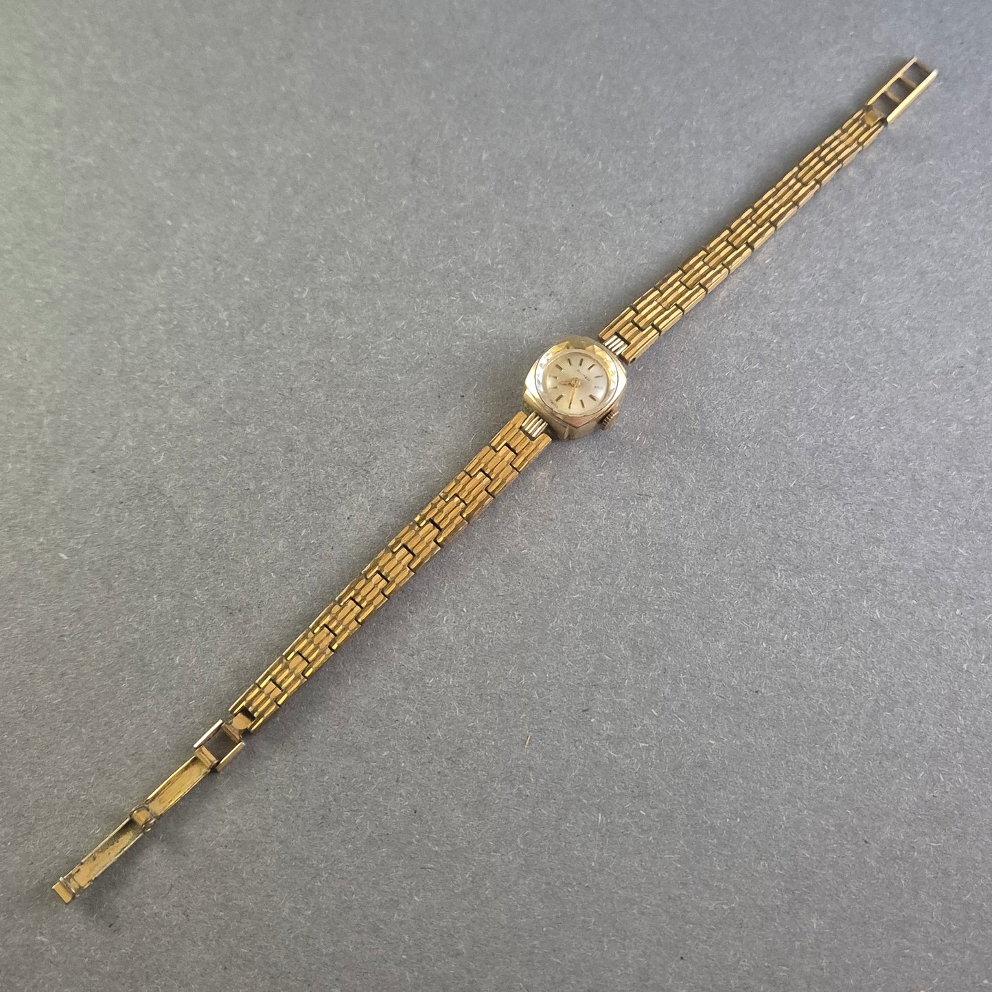 Edle Buren Damenarmbanduhr – Schweizer Präzision in vergoldetem Vintage-Design