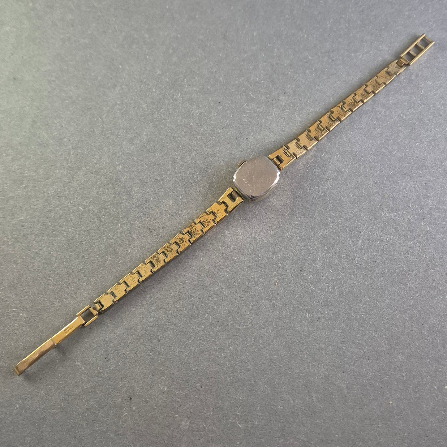 Edle Buren Damenarmbanduhr – Schweizer Präzision in vergoldetem Vintage-Design