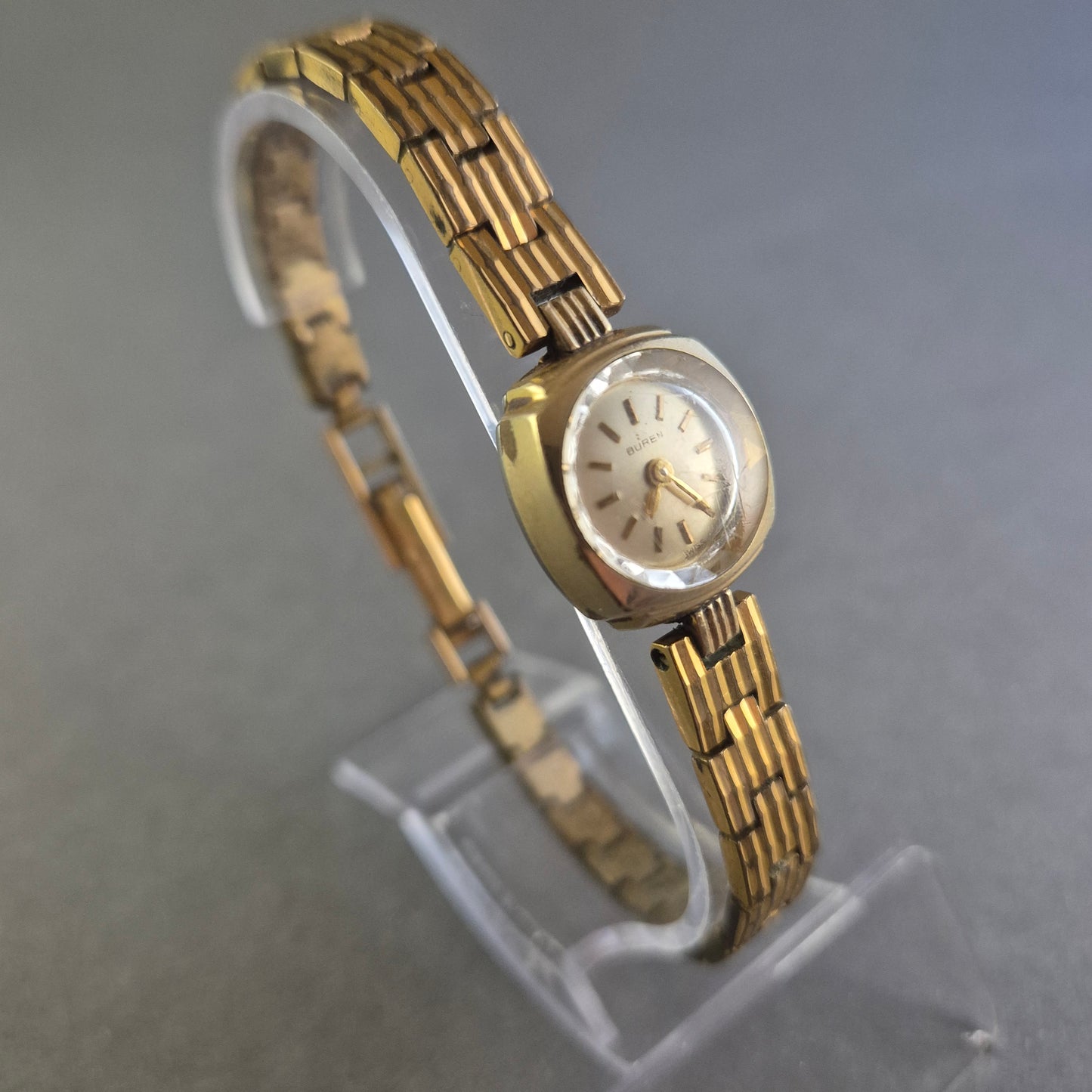 Edle Buren Damenarmbanduhr – Schweizer Präzision in vergoldetem Vintage-Design