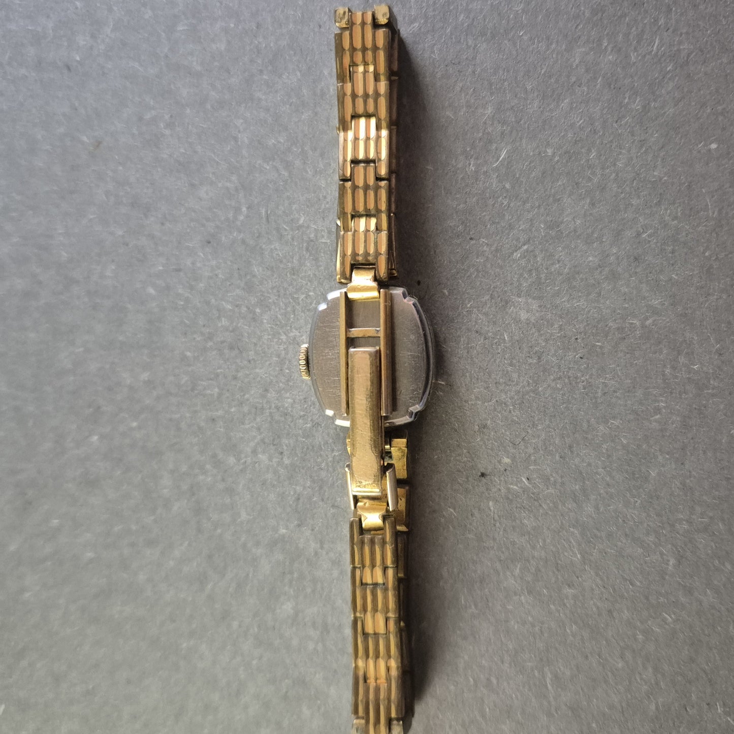 Edle Buren Damenarmbanduhr – Schweizer Präzision in vergoldetem Vintage-Design