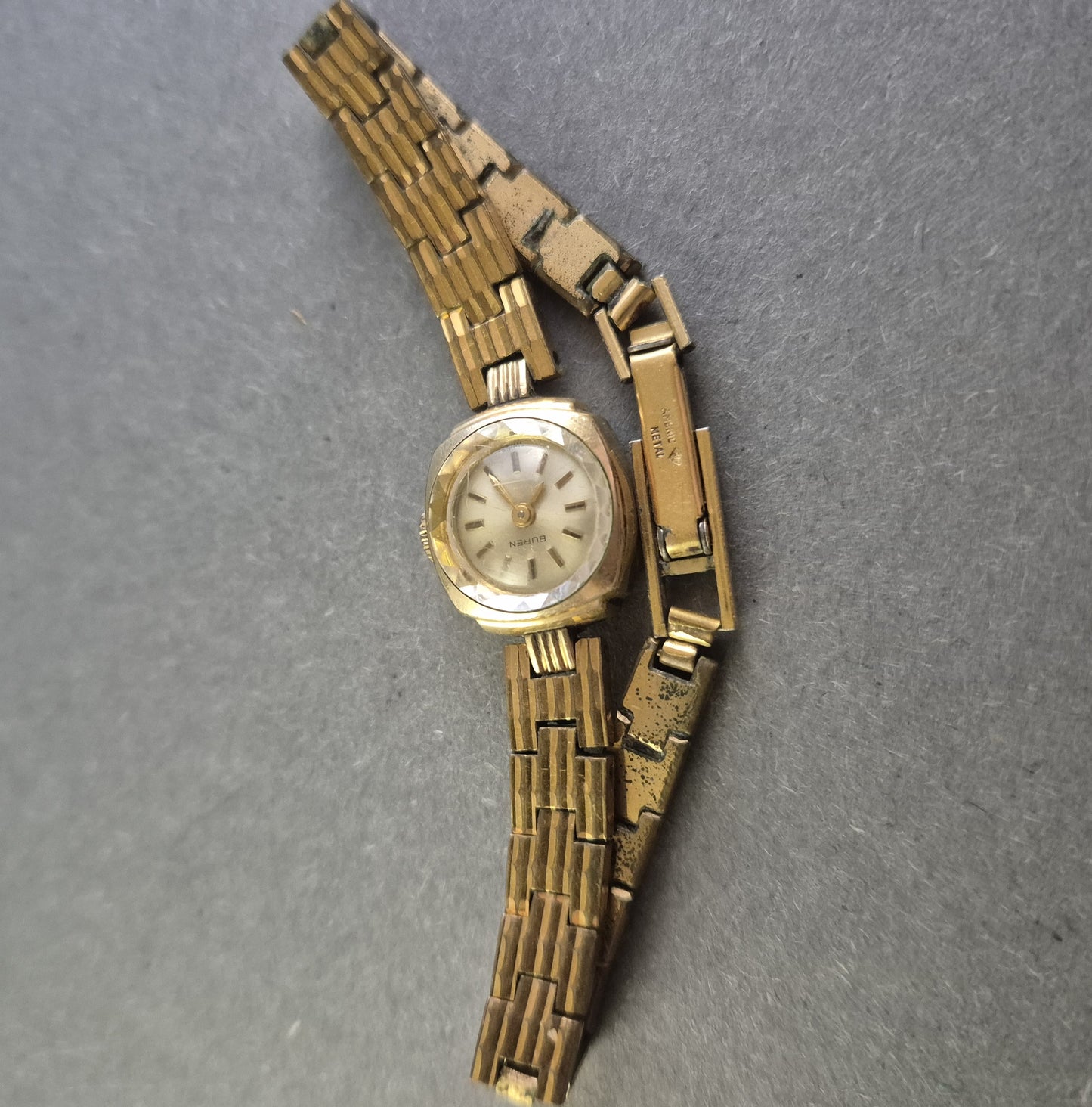 Edle Buren Damenarmbanduhr – Schweizer Präzision in vergoldetem Vintage-Design