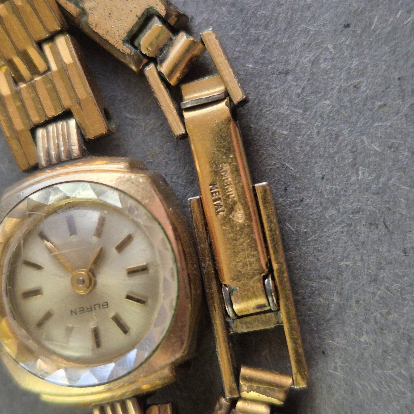 Edle Buren Damenarmbanduhr – Schweizer Präzision in vergoldetem Vintage-Design