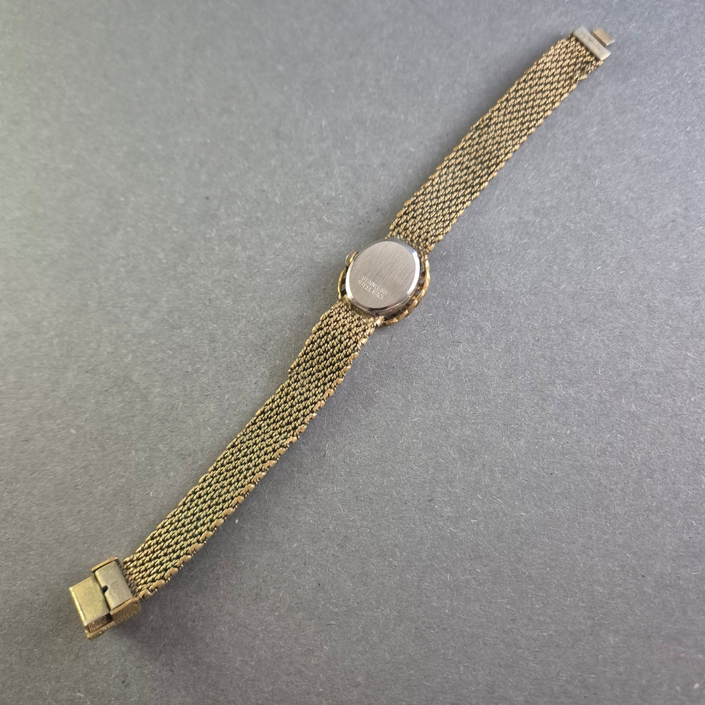 Elegante Provita Damenarmbanduhr – Vintage-Charme mit geflochtenem Armband