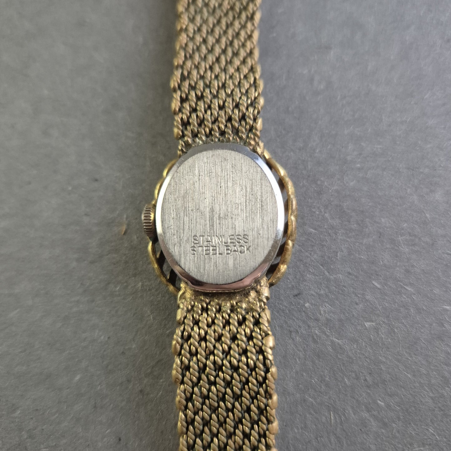 Elegante Provita Damenarmbanduhr – Vintage-Charme mit geflochtenem Armband