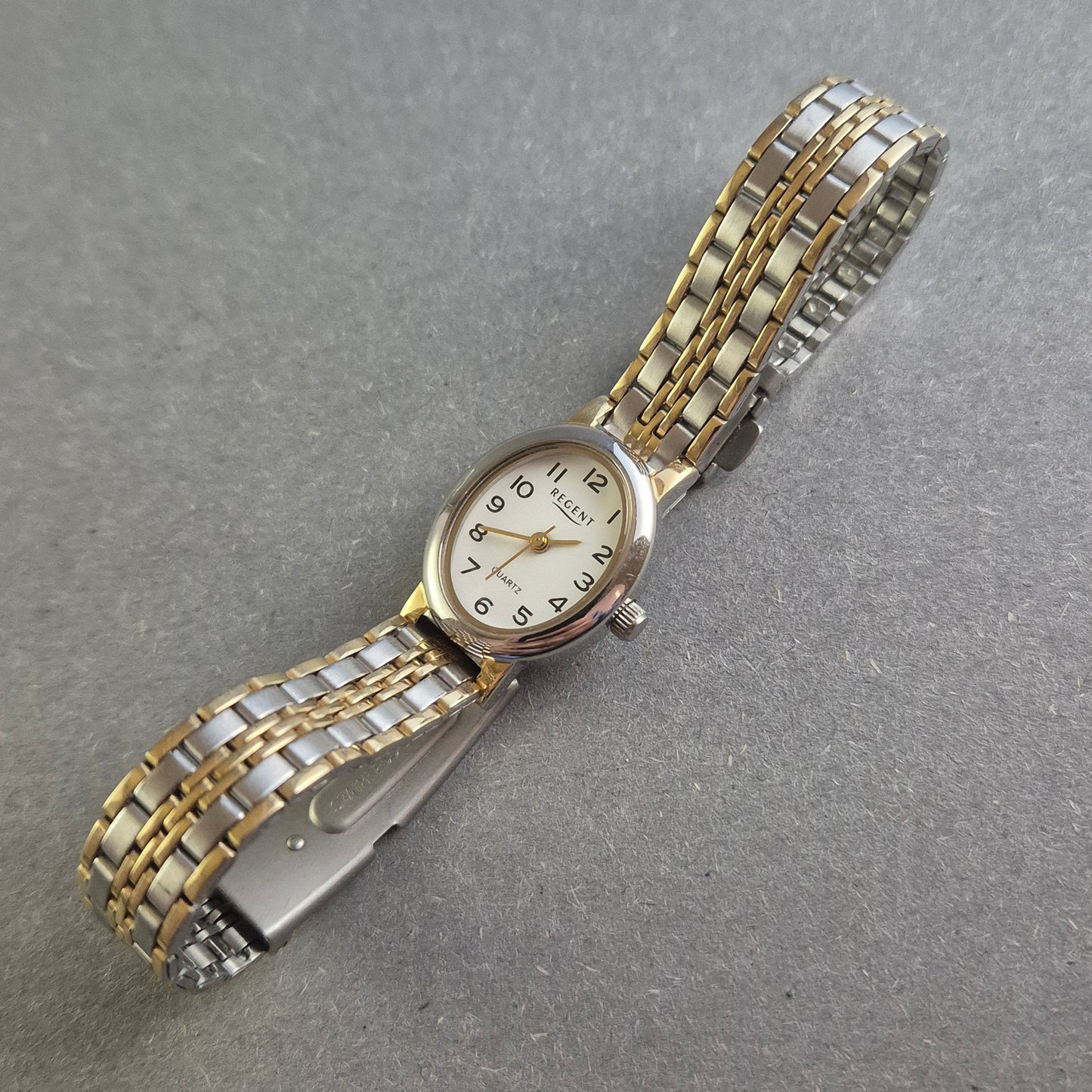 Regent Damenarmbanduhr – Klassische Eleganz in Bicolor-Optik