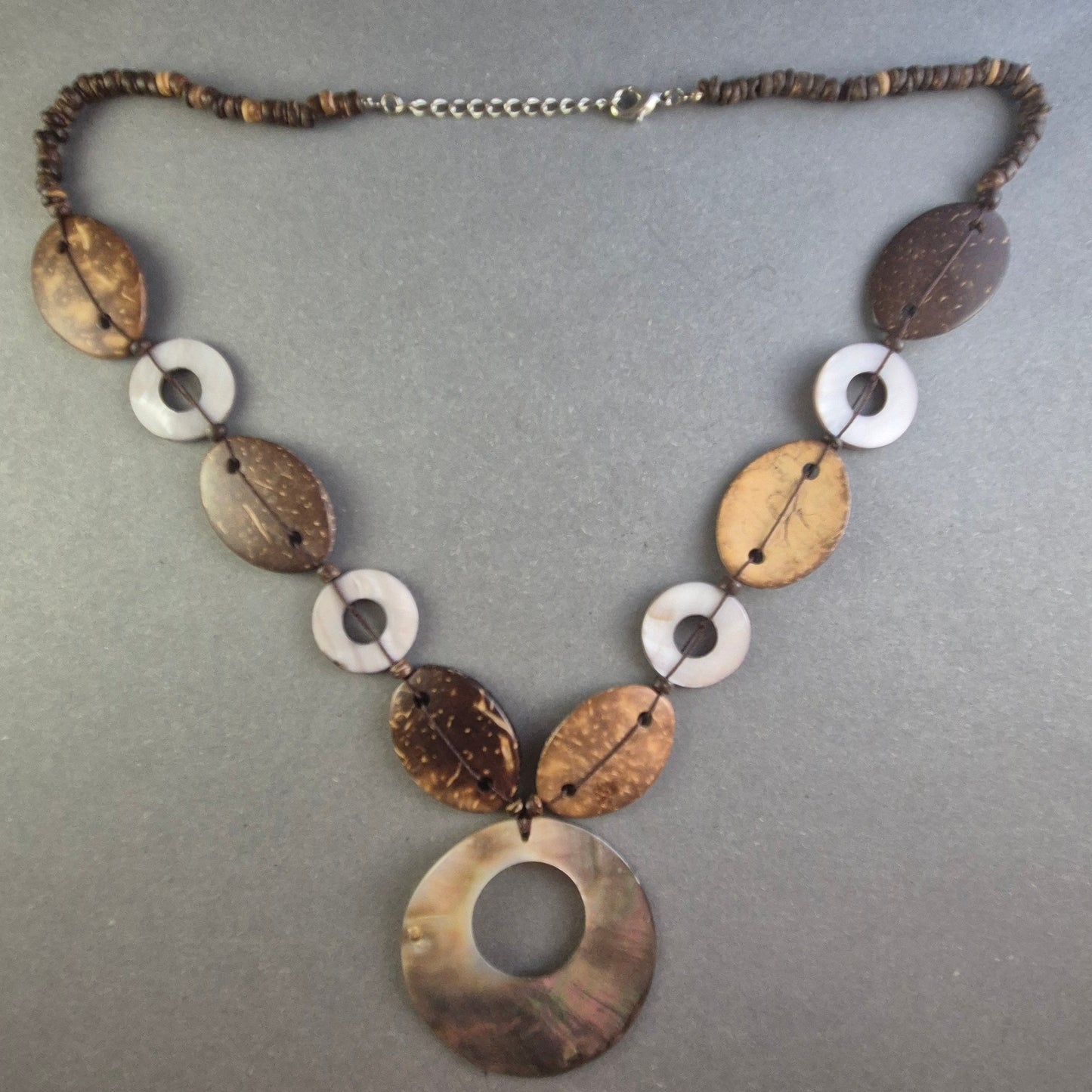 Natürliche Kokosnuss-Schmuckkette – Ethno-Stil mit Perlmutt-Akzenten