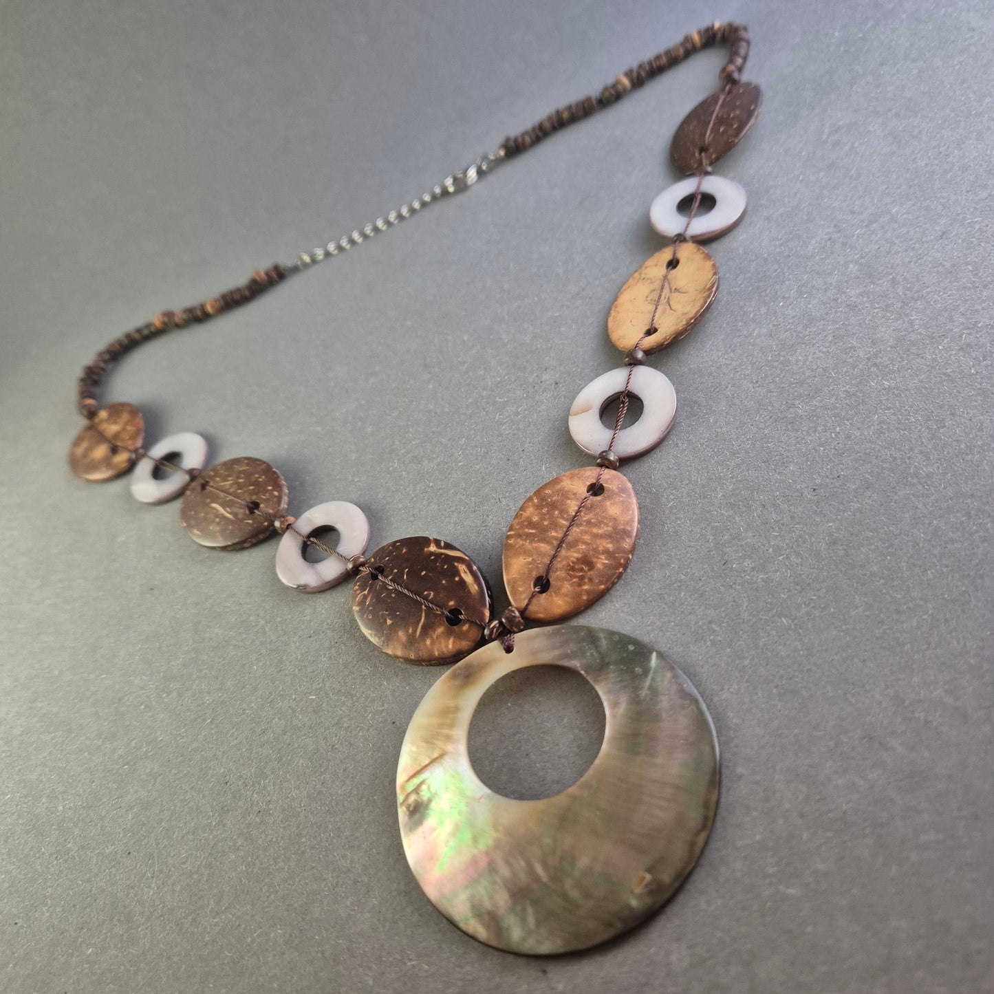 Natürliche Kokosnuss-Schmuckkette – Ethno-Stil mit Perlmutt-Akzenten