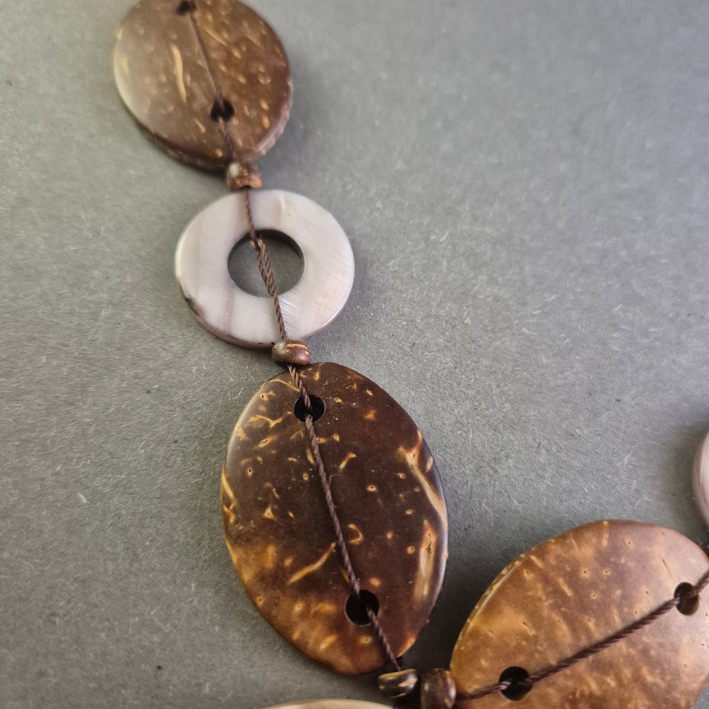 Natürliche Kokosnuss-Schmuckkette – Ethno-Stil mit Perlmutt-Akzenten