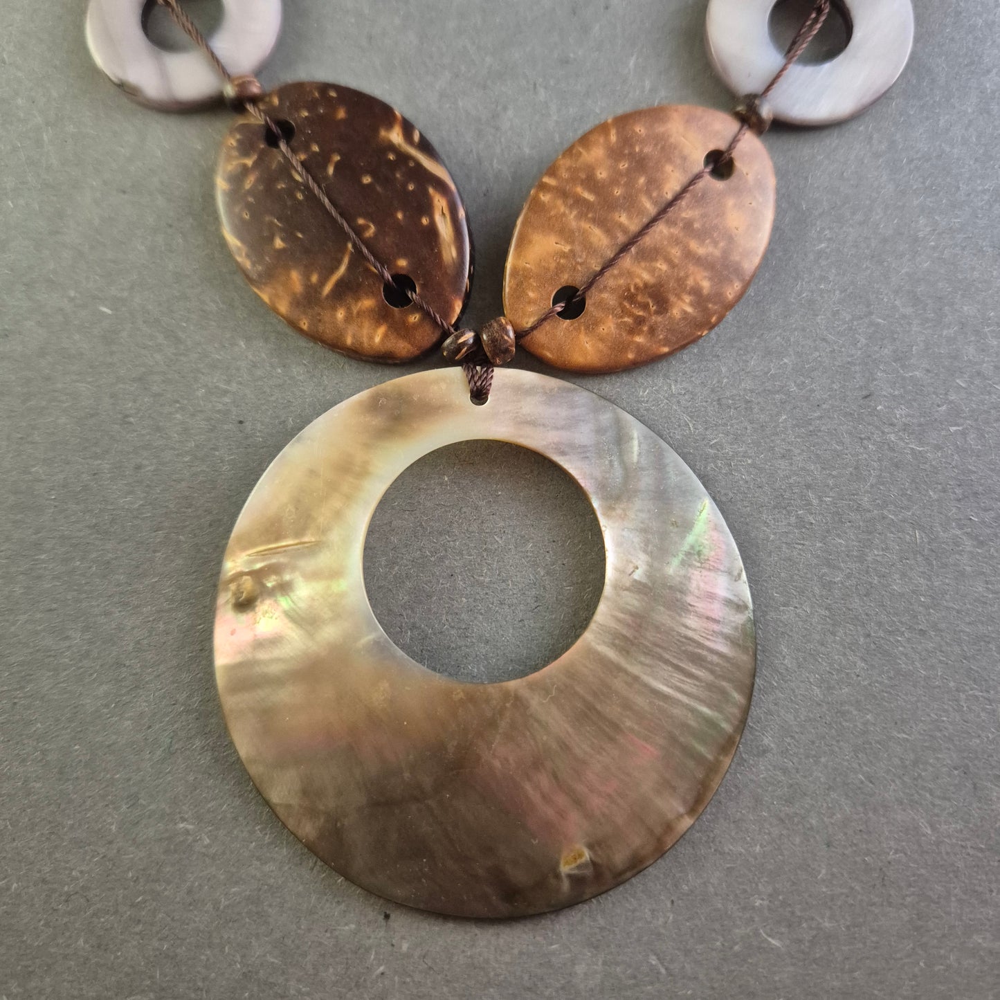 Natürliche Kokosnuss-Schmuckkette – Ethno-Stil mit Perlmutt-Akzenten