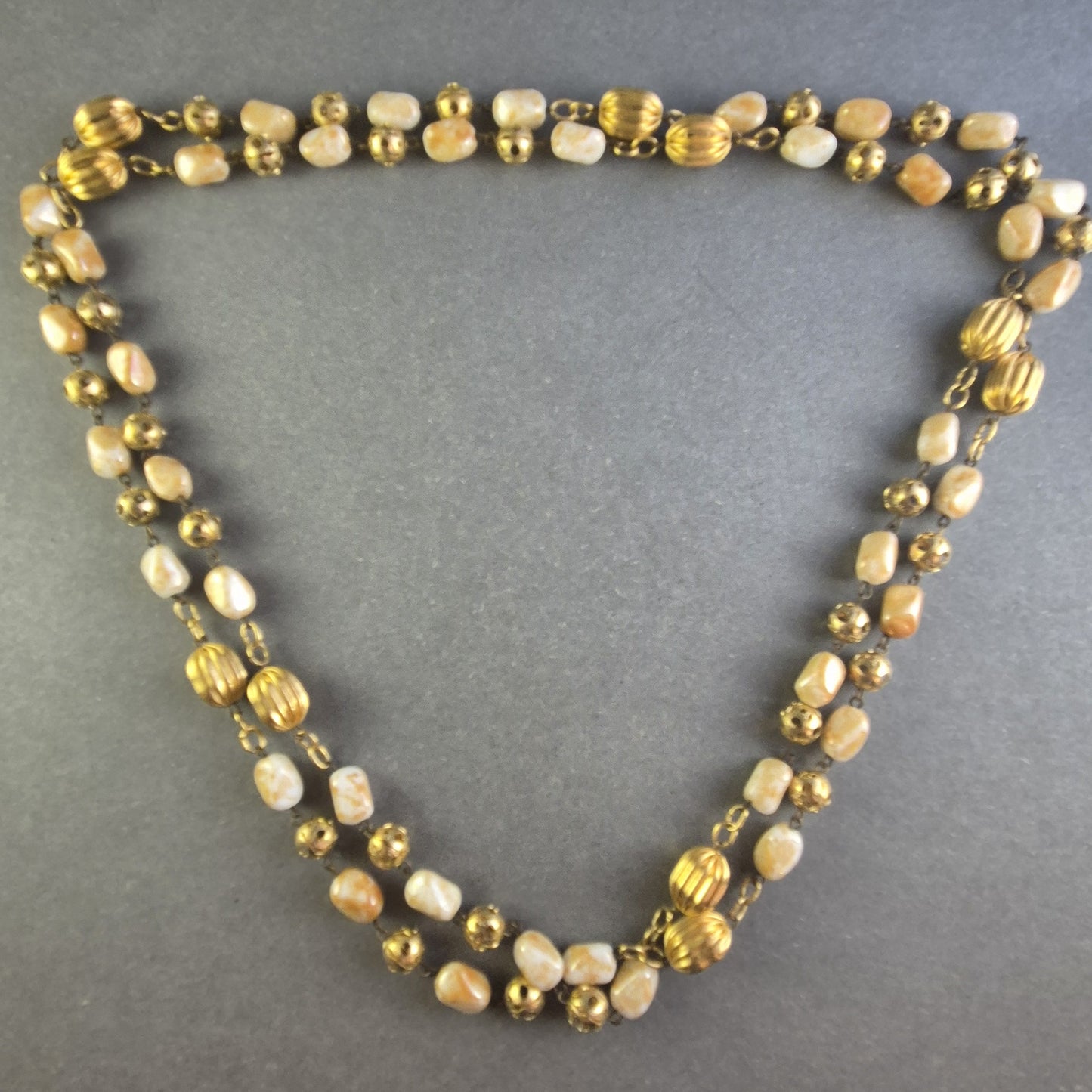 Elegante Perlenkette mit goldfarbenen Akzenten – Klassischer Vintage-Look