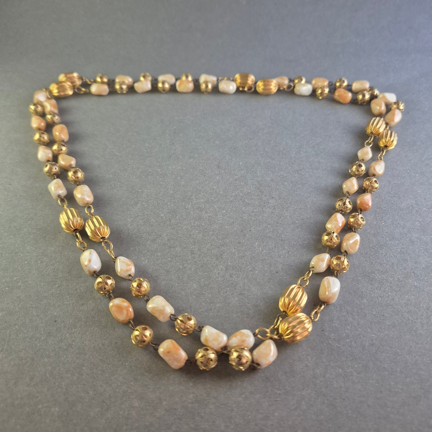 Elegante Perlenkette mit goldfarbenen Akzenten – Klassischer Vintage-Look