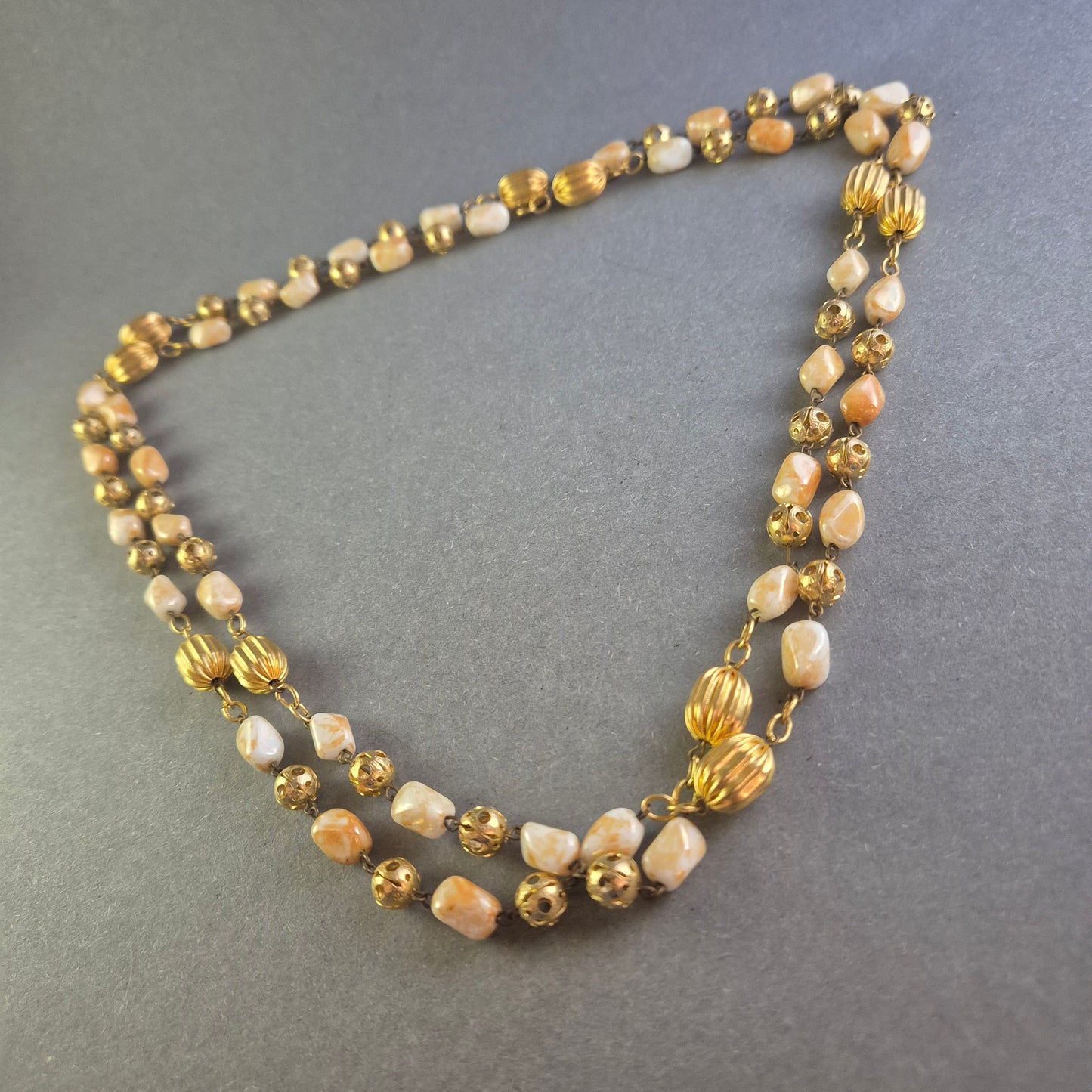 Elegante Perlenkette mit goldfarbenen Akzenten – Klassischer Vintage-Look