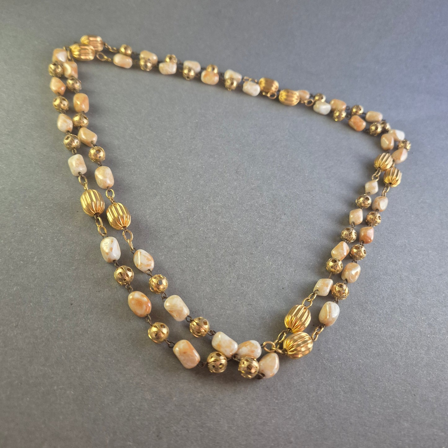 Elegante Perlenkette mit goldfarbenen Akzenten – Klassischer Vintage-Look