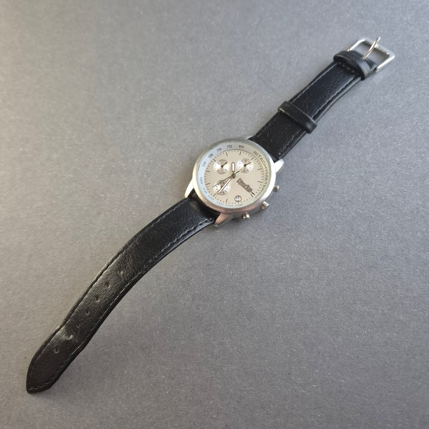 Elegante Perlenkette mit goldfarbenen Akzenten – Klassischer Vintage-Look