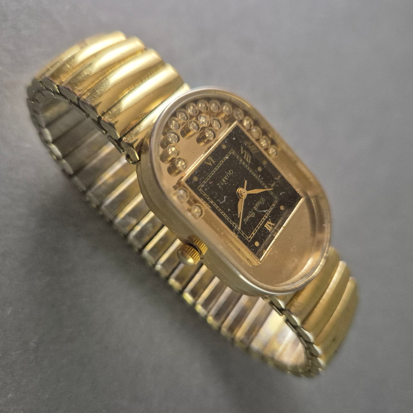 Elegante Check Point Damenarmbanduhr – Goldfarben mit funkelnden Steinen