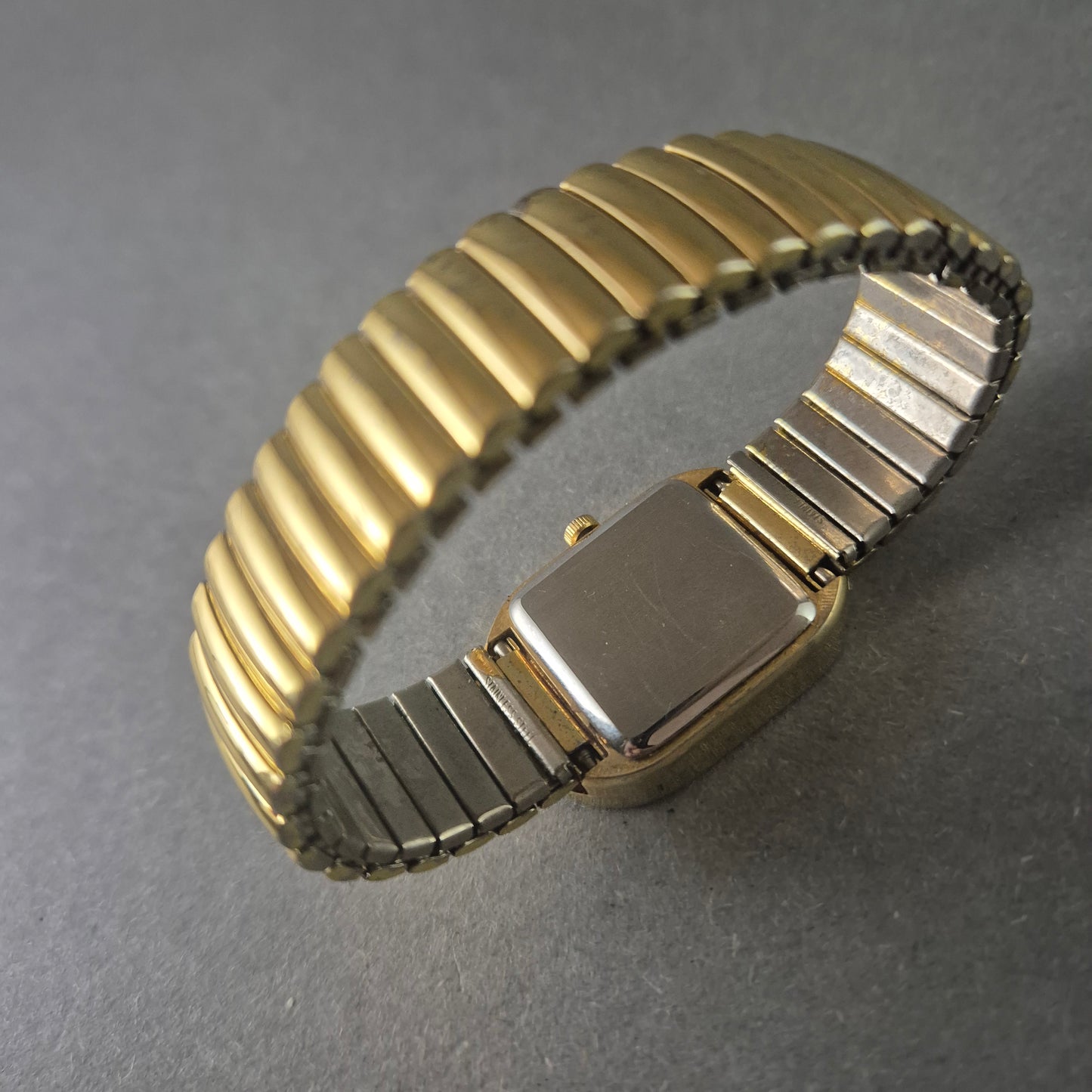 Elegante Check Point Damenarmbanduhr – Goldfarben mit funkelnden Steinen