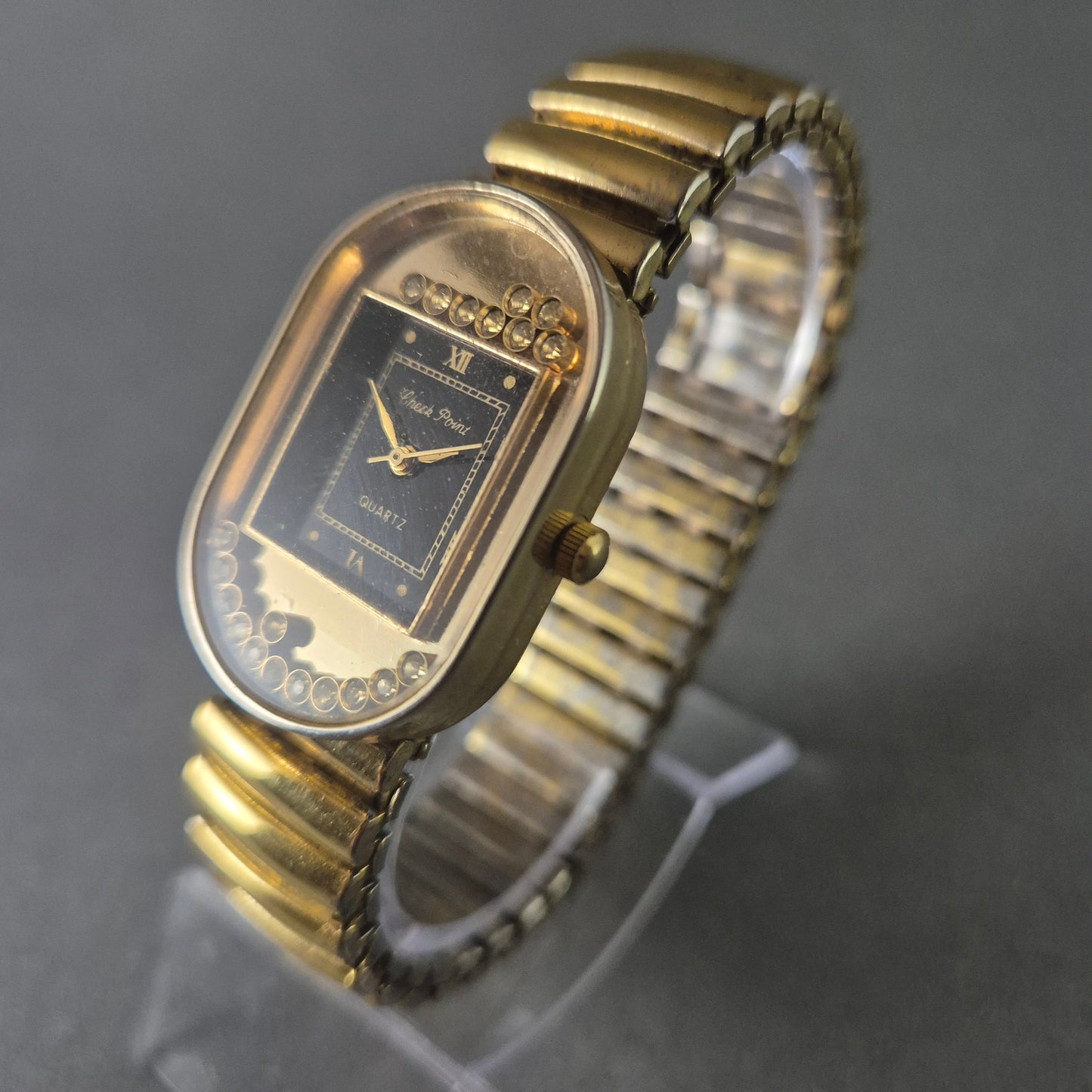 Elegante Check Point Damenarmbanduhr – Goldfarben mit funkelnden Steinen