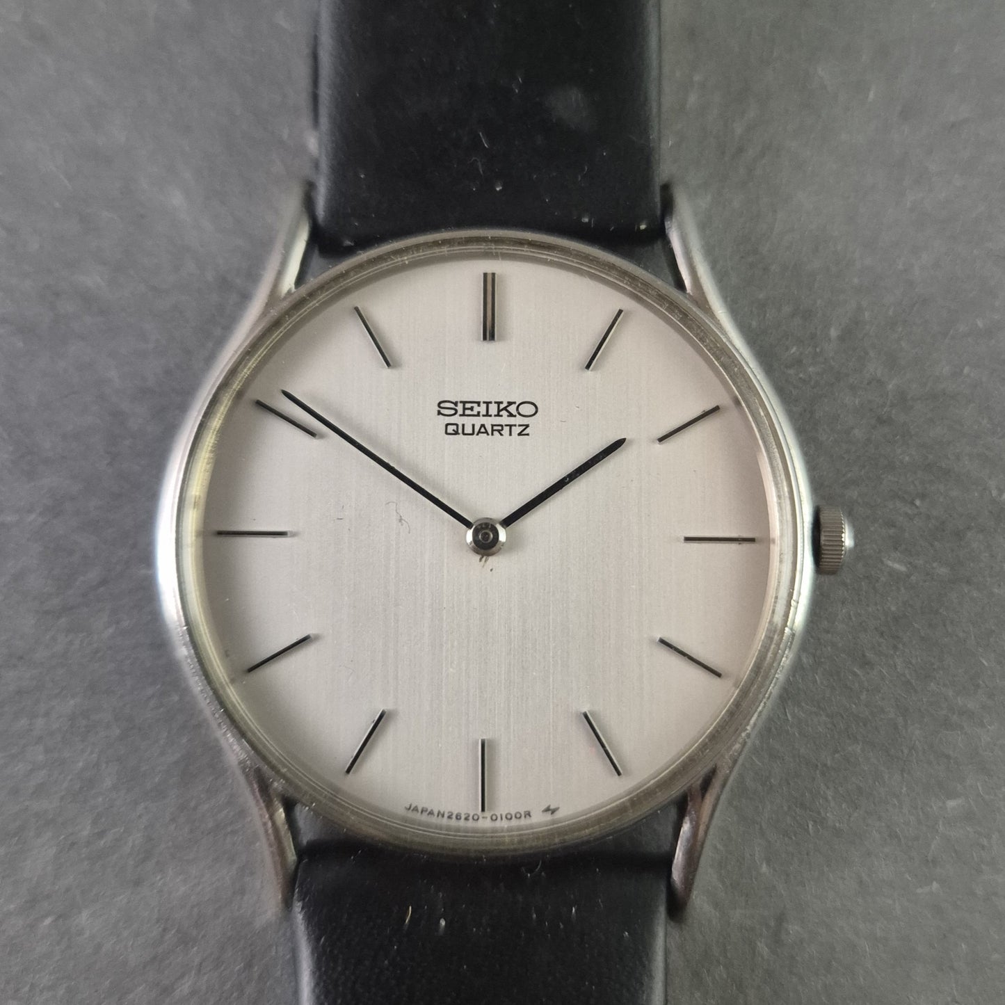 Seiko Herrenarmbanduhr – Minimalistisches Design mit Quarzwerk