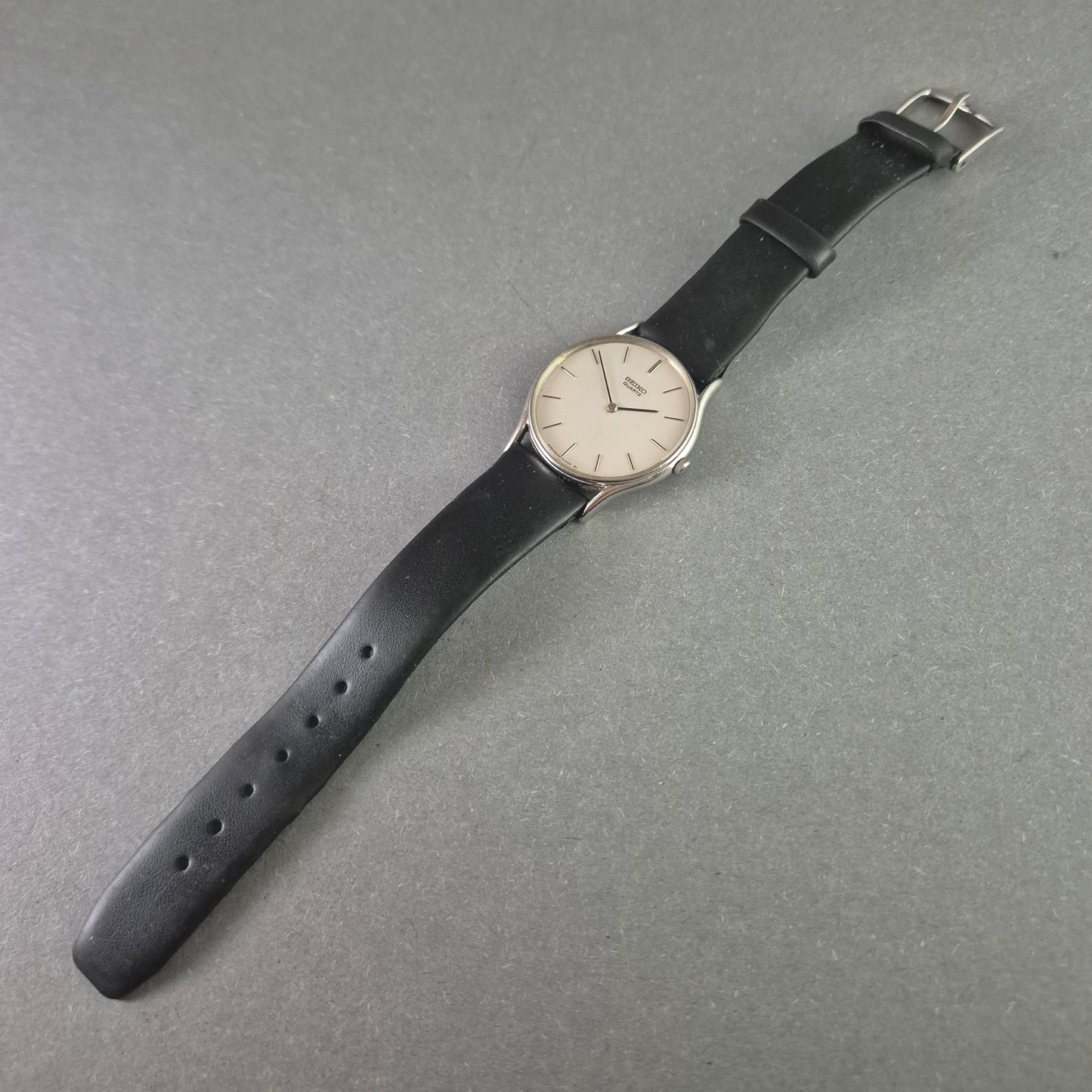 Seiko Herrenarmbanduhr – Minimalistisches Design mit Quarzwerk