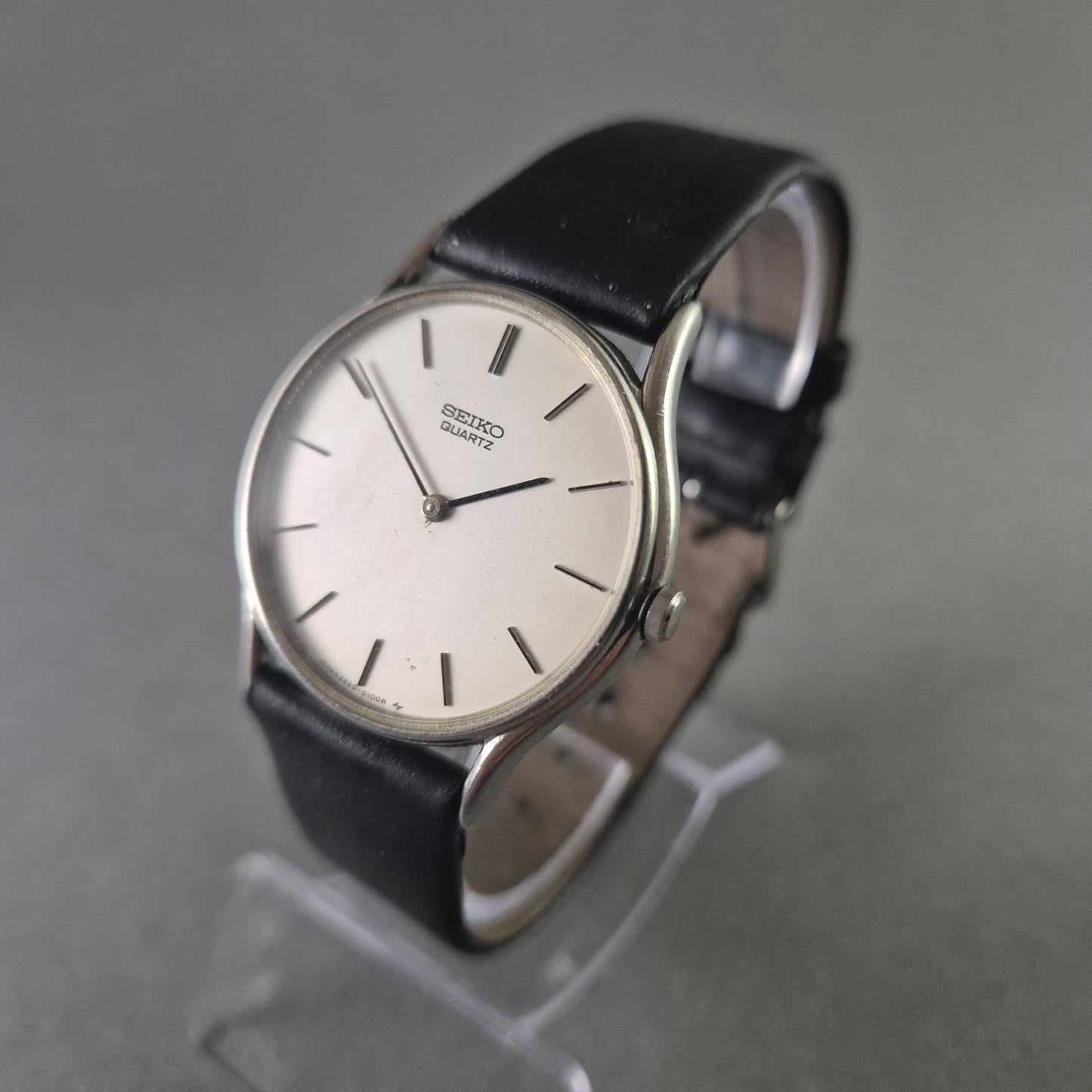 Seiko Herrenarmbanduhr – Minimalistisches Design mit Quarzwerk