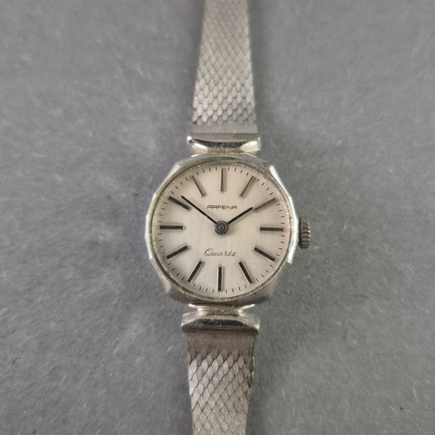 Arfena Damenarmbanduhr – Klassische Eleganz mit Quarzwerk