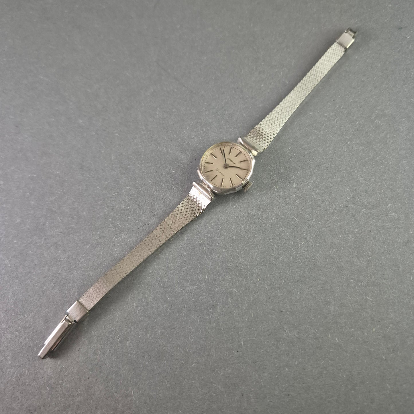 Arfena Damenarmbanduhr – Klassische Eleganz mit Quarzwerk