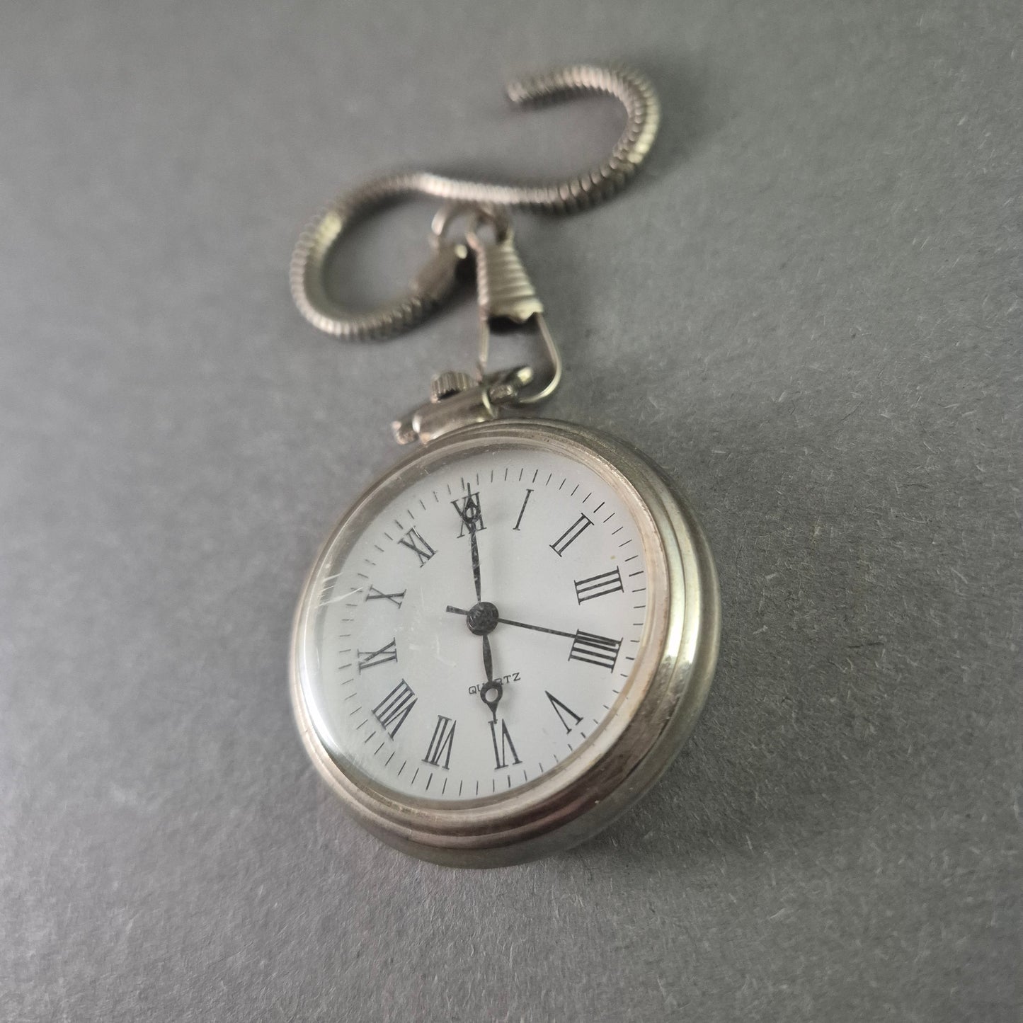 Elegante Taschenuhr mit Kette – Klassisches Design mit Quarzwerk