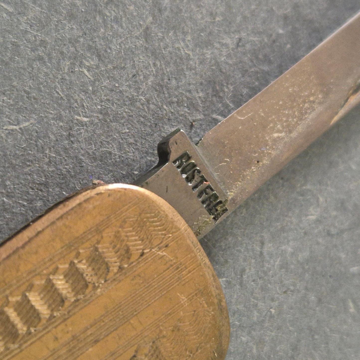 Elegantes Vintage-Taschenmesser mit vergoldetem Griff – Stilvolle Funktionalität