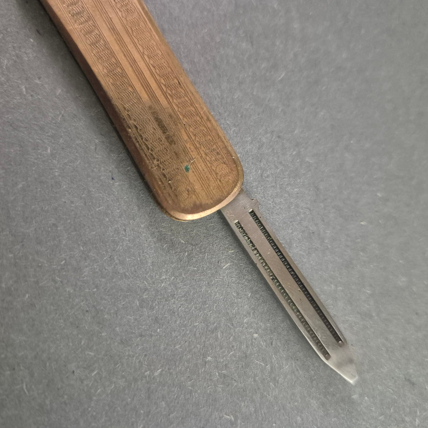 Elegantes Vintage-Taschenmesser mit vergoldetem Griff – Stilvolle Funktionalität