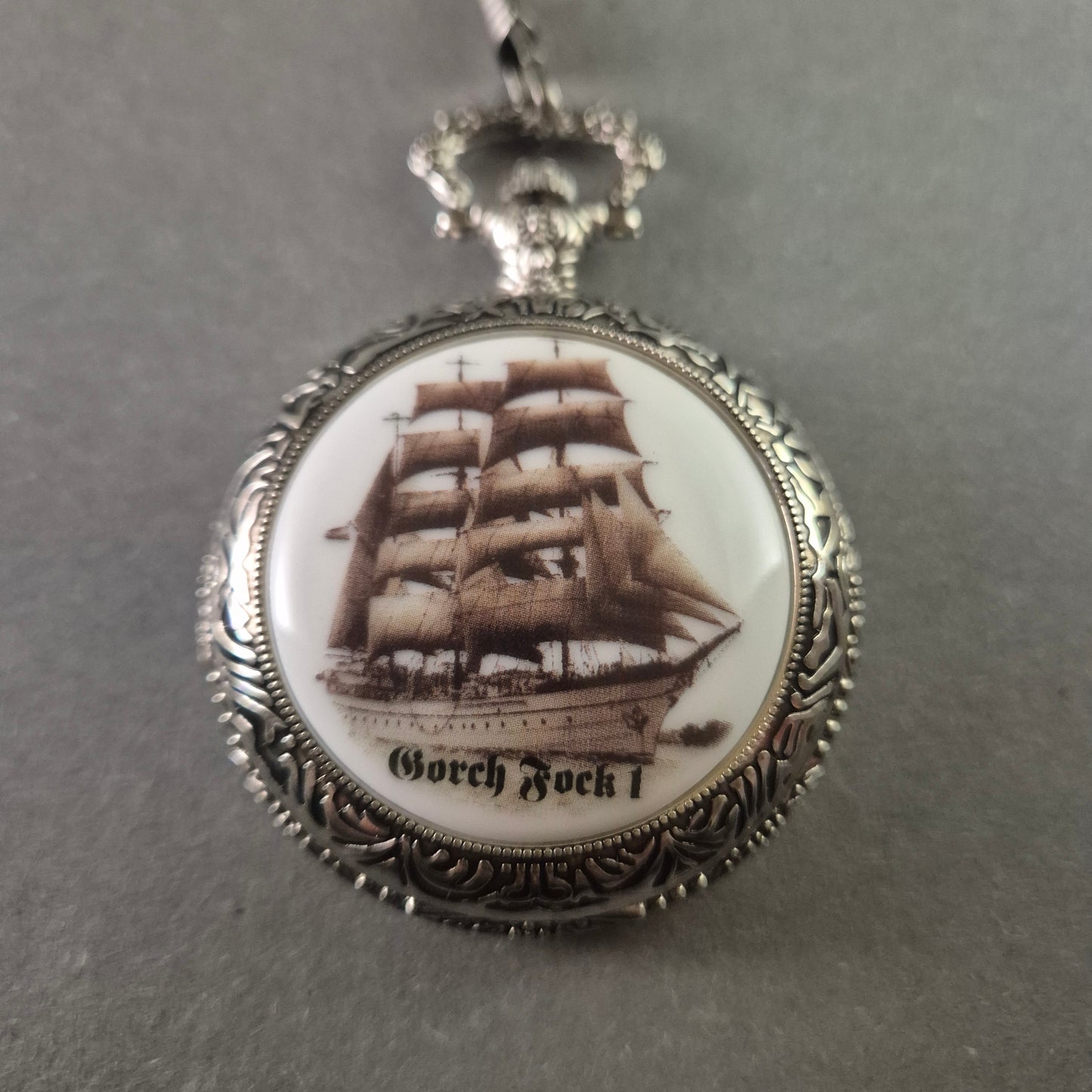 Edle Taschenuhr mit Gorch Fock I Motiv – Klassisches Design mit Kette