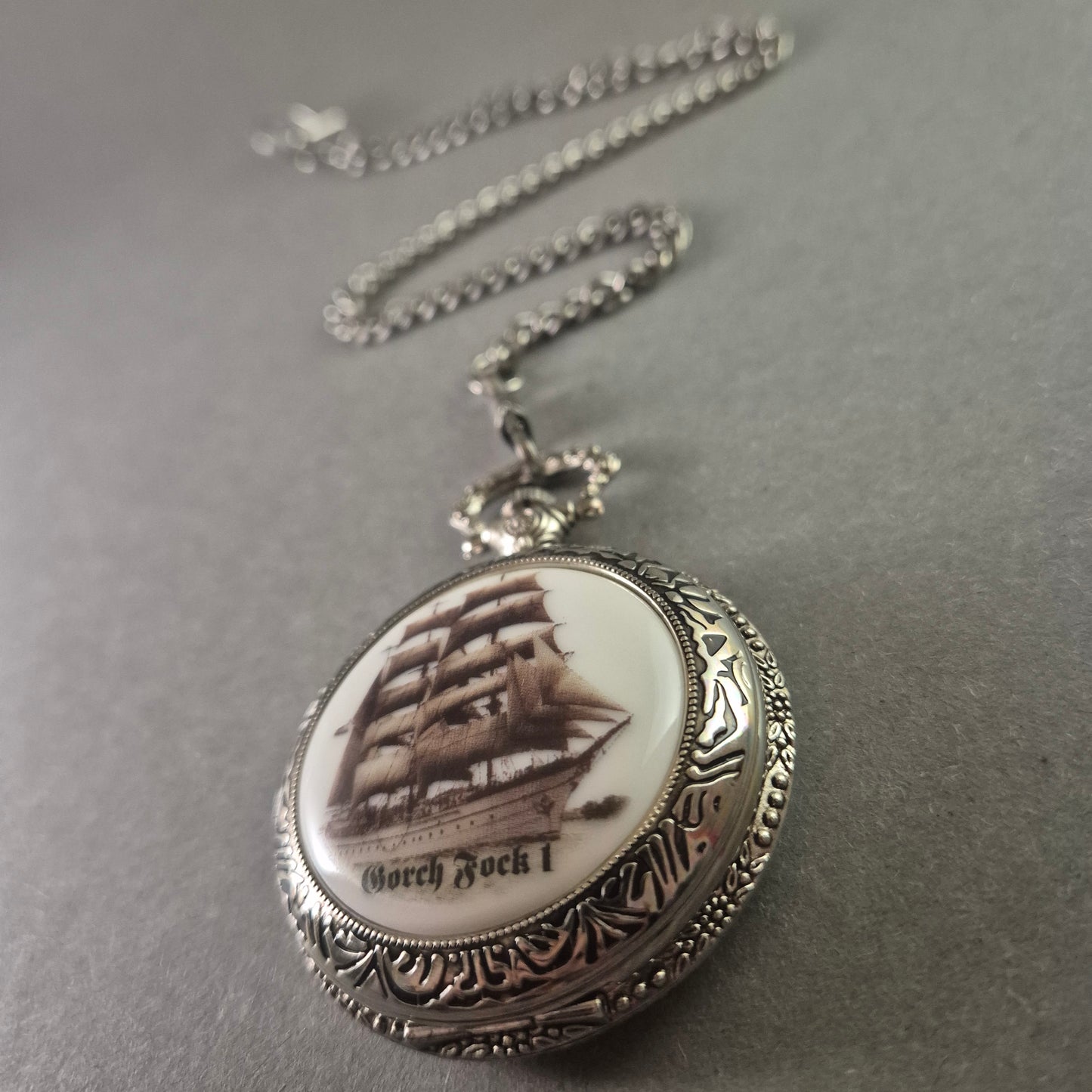Edle Taschenuhr mit Gorch Fock I Motiv – Klassisches Design mit Kette