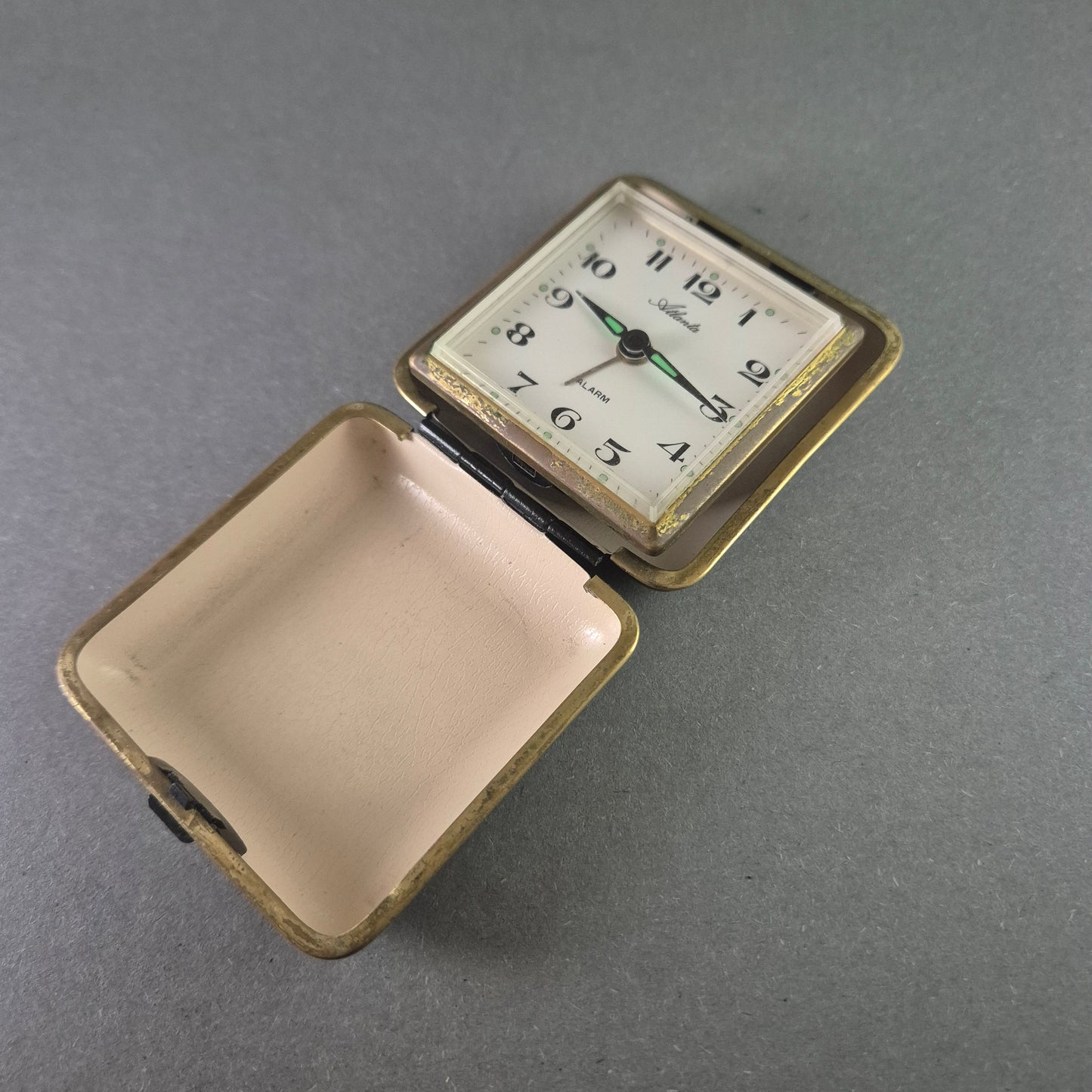 Atlanta Reisewecker im Vintage-Design – Klappgehäuse mit Weckfunktion