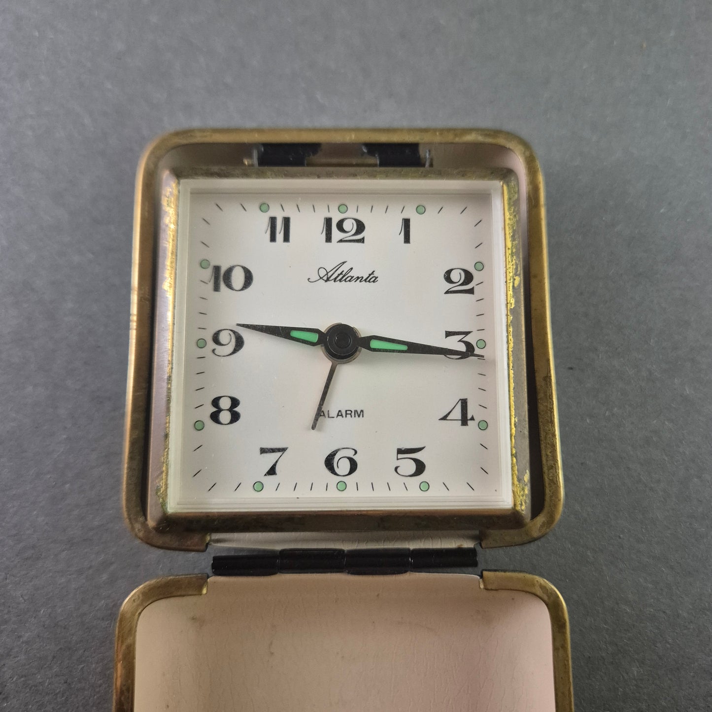 Atlanta Reisewecker im Vintage-Design – Klappgehäuse mit Weckfunktion