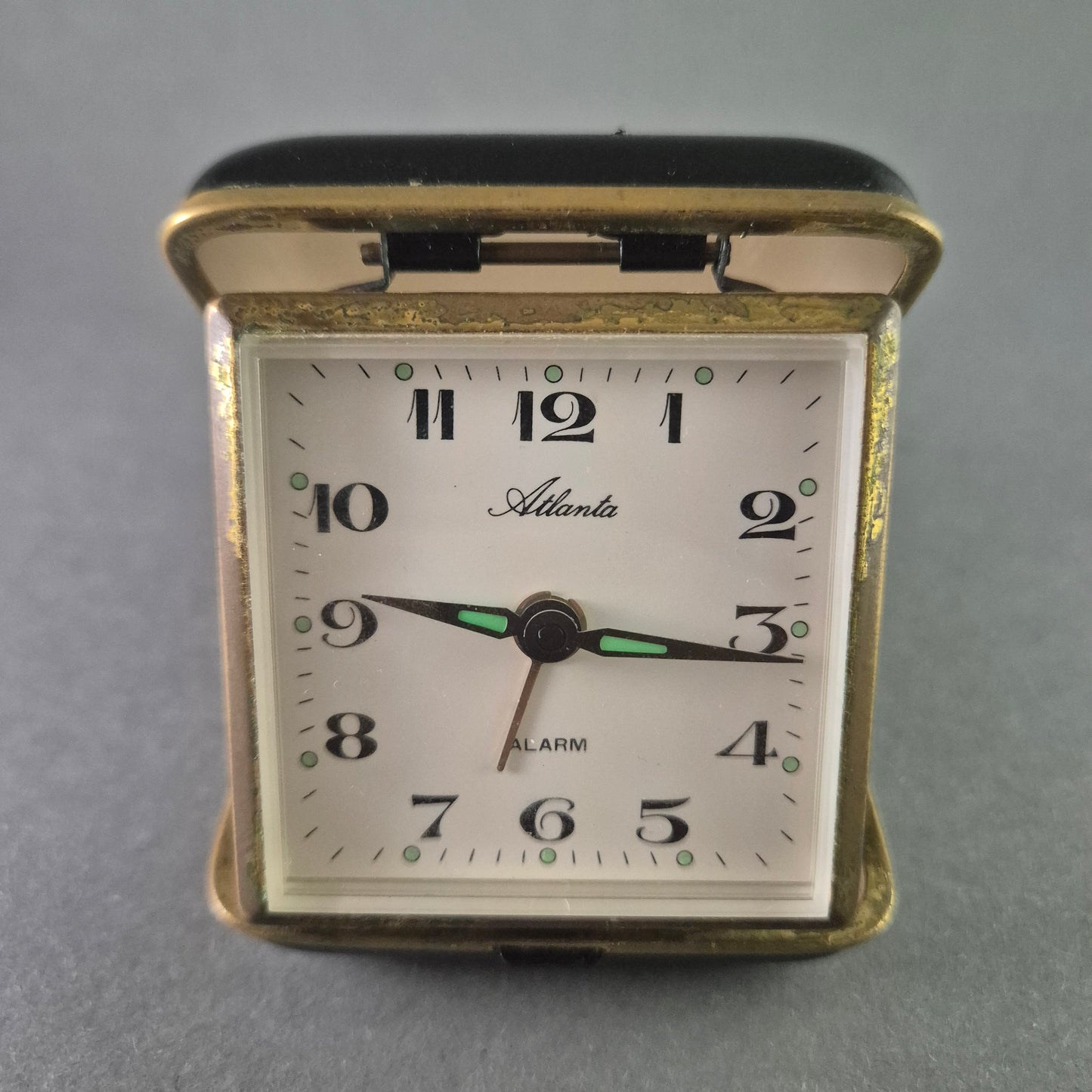 Atlanta Reisewecker im Vintage-Design – Klappgehäuse mit Weckfunktion